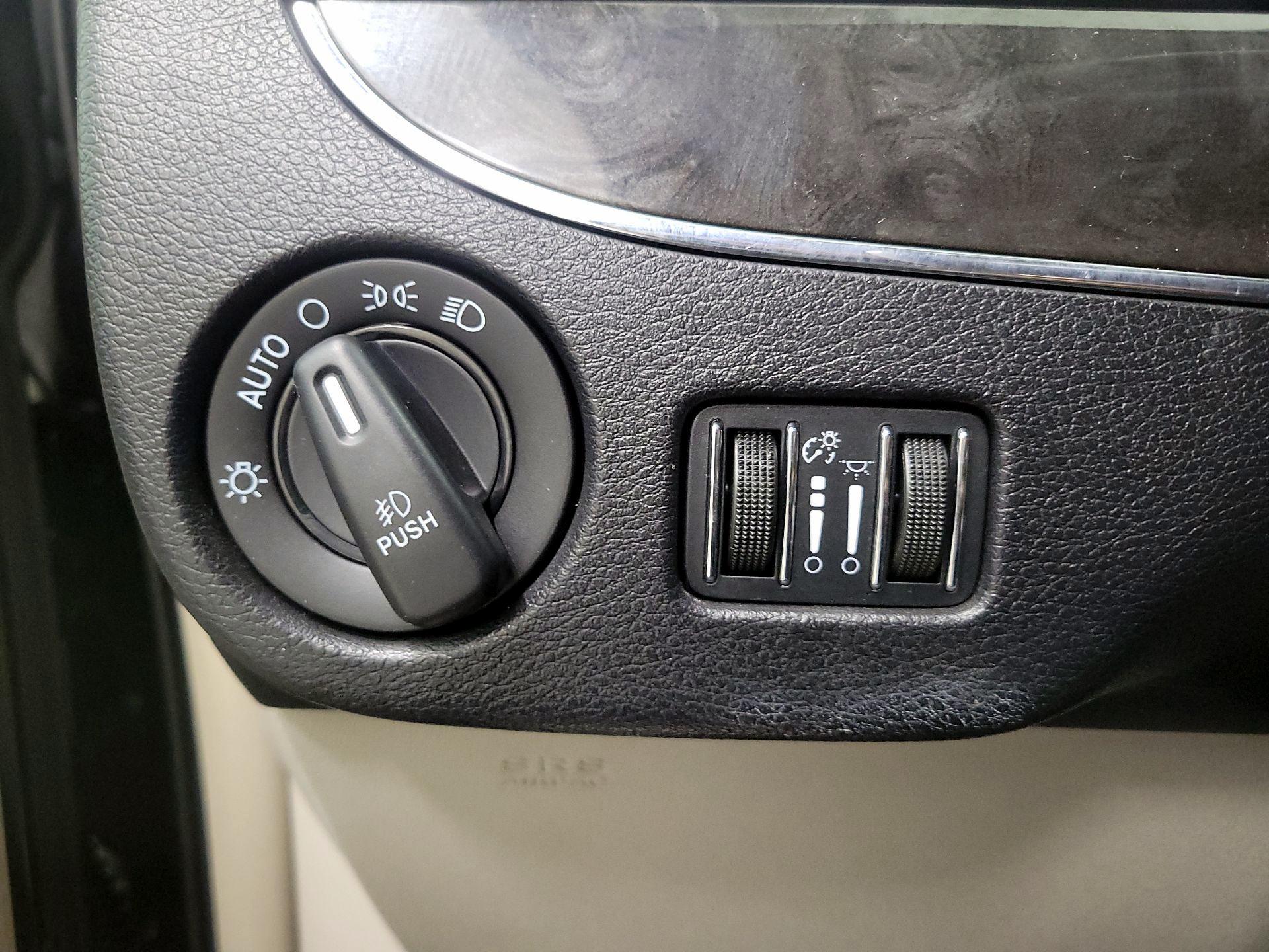 Thumbnail: 2016 Chrysler Town & Country - 13