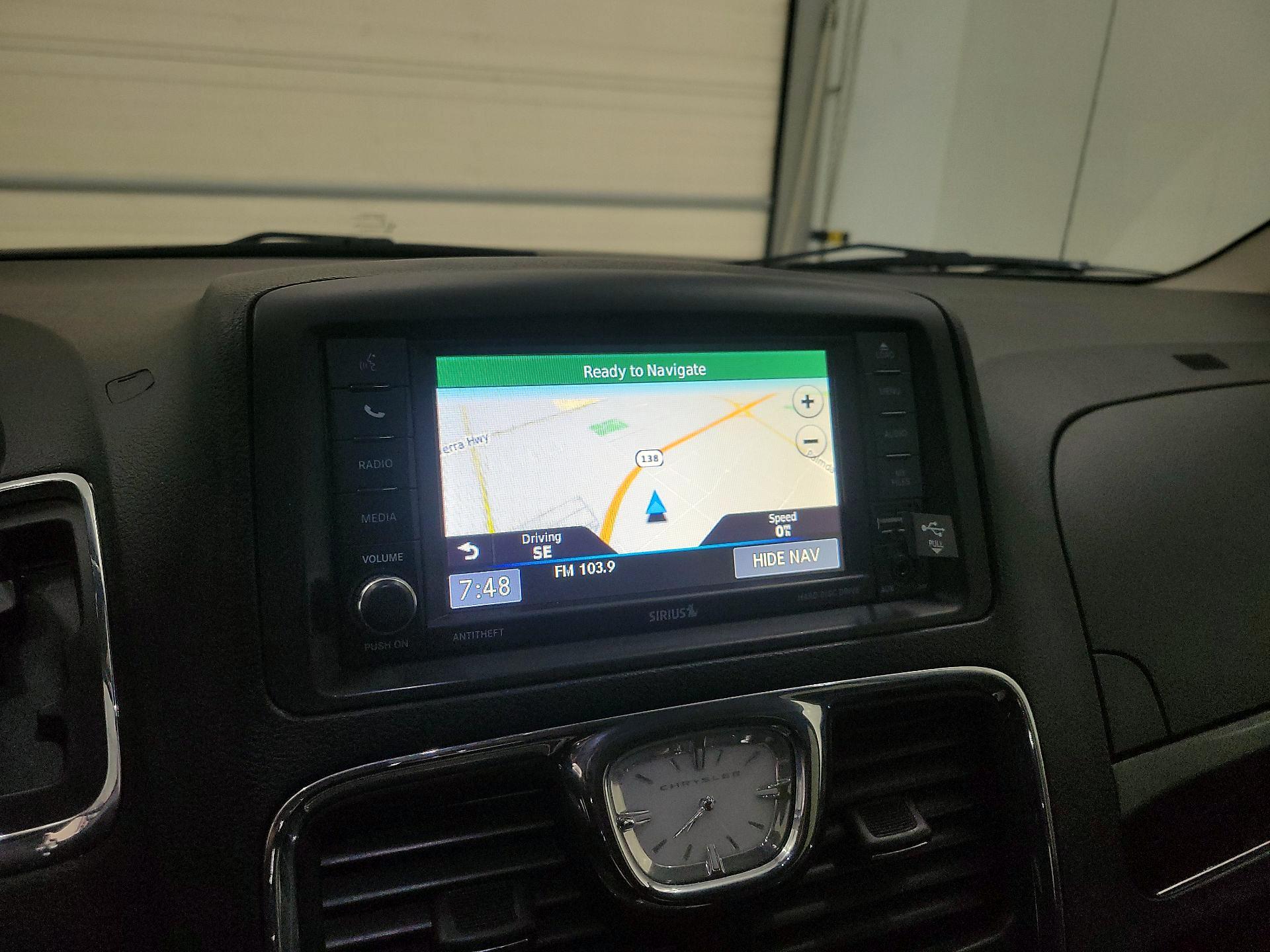 Thumbnail: 2016 Chrysler Town & Country - 14