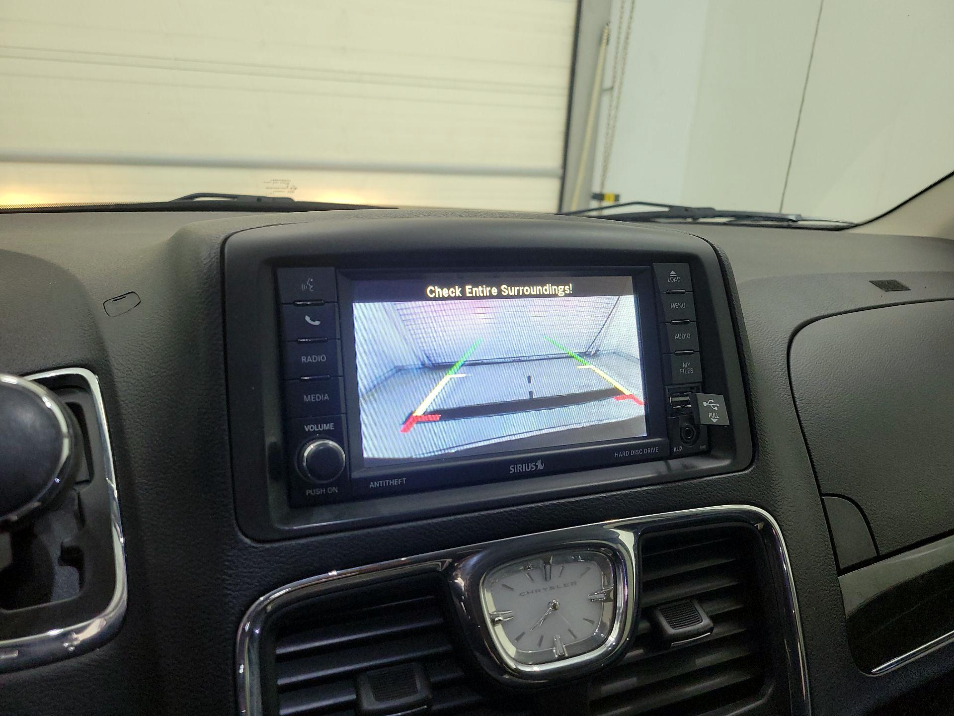 Thumbnail: 2016 Chrysler Town & Country - 15