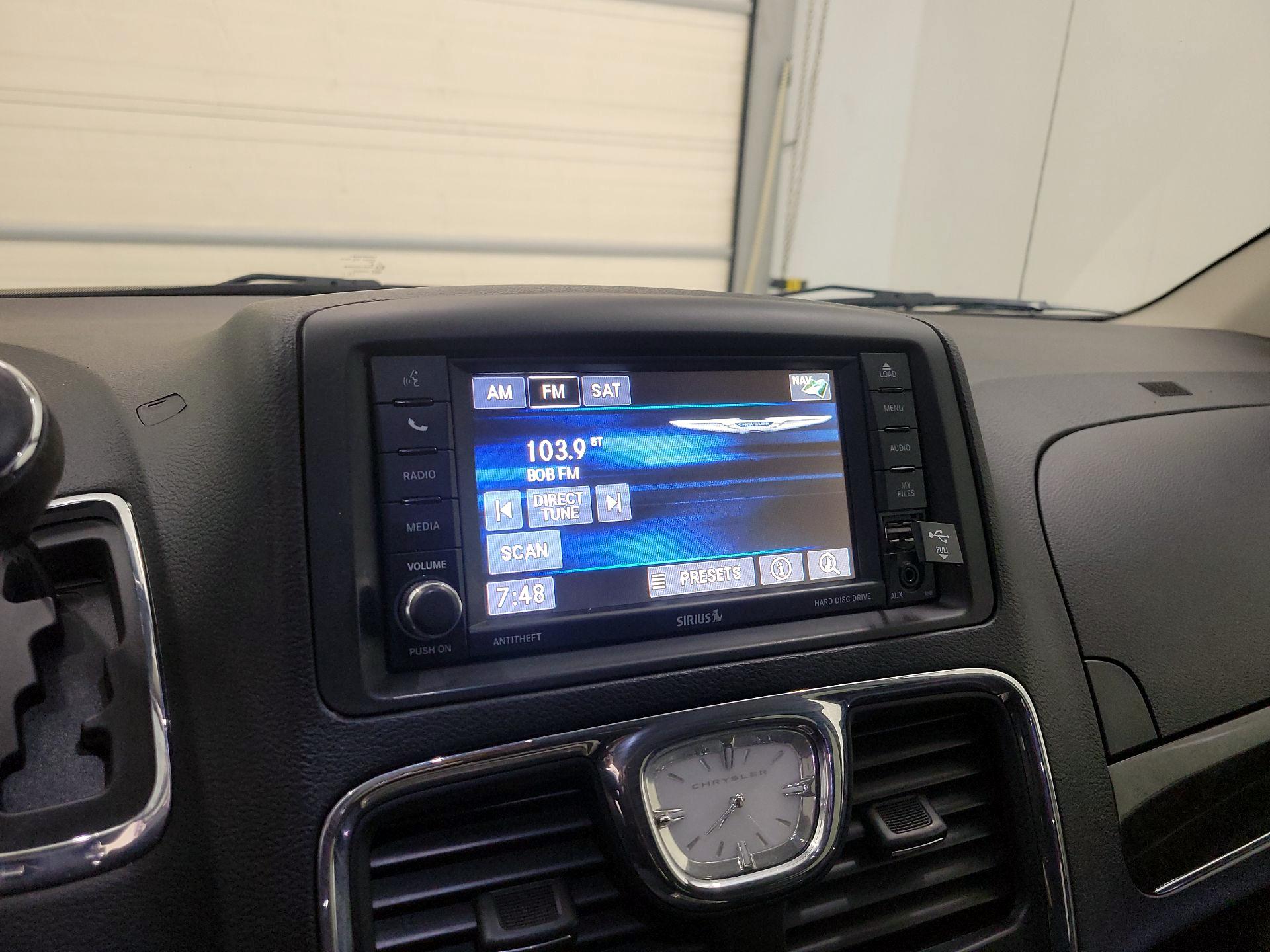 Thumbnail: 2016 Chrysler Town & Country - 16