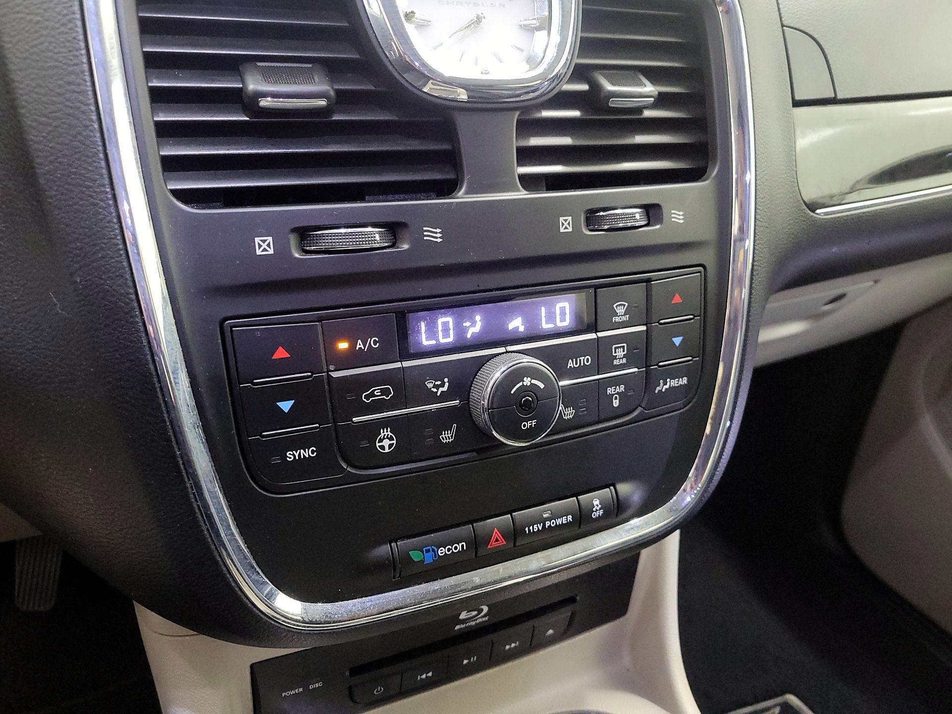 Thumbnail: 2016 Chrysler Town & Country - 17