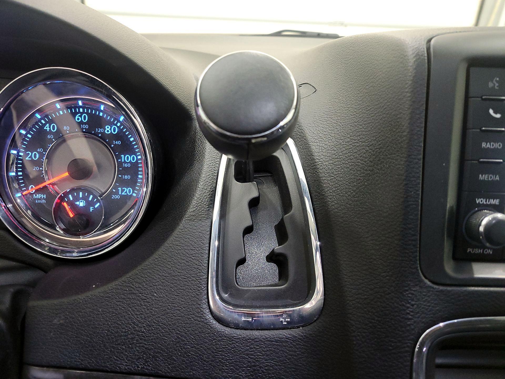 Thumbnail: 2016 Chrysler Town & Country - 18