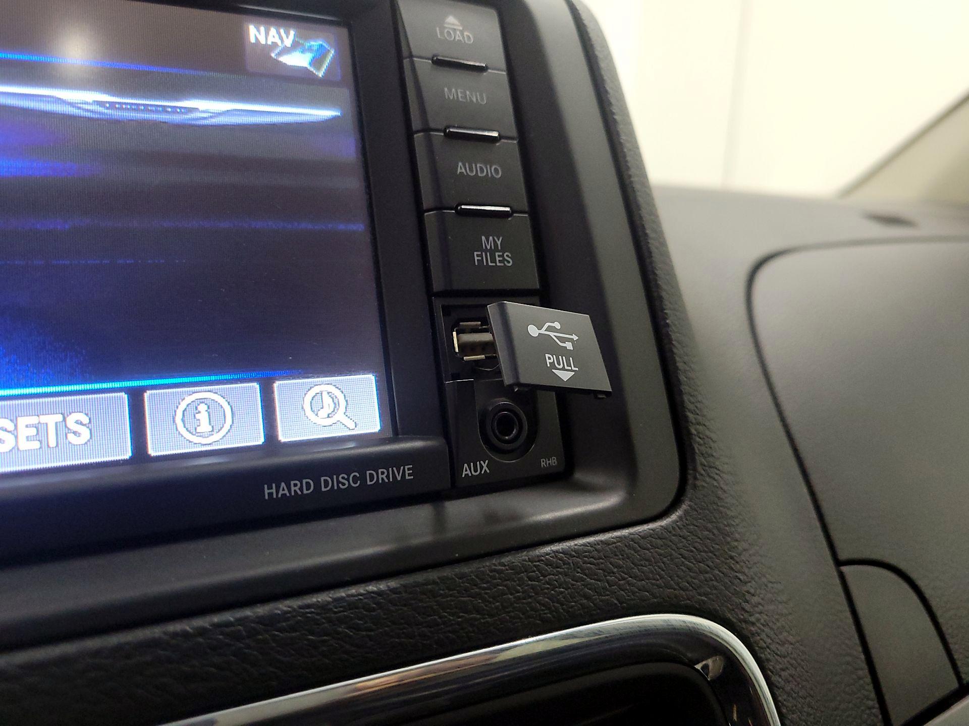 Thumbnail: 2016 Chrysler Town & Country - 19