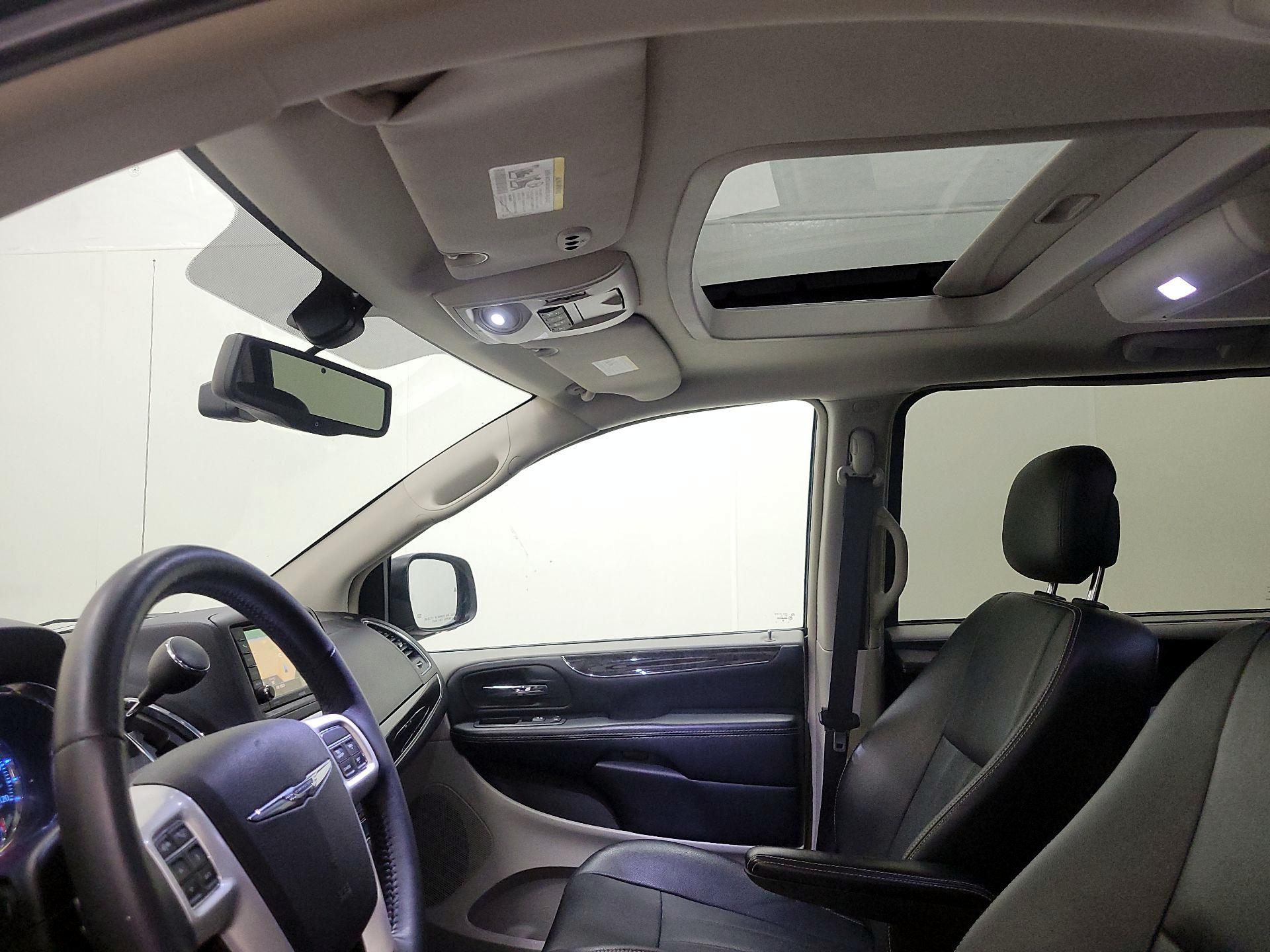 Thumbnail: 2016 Chrysler Town & Country - 20
