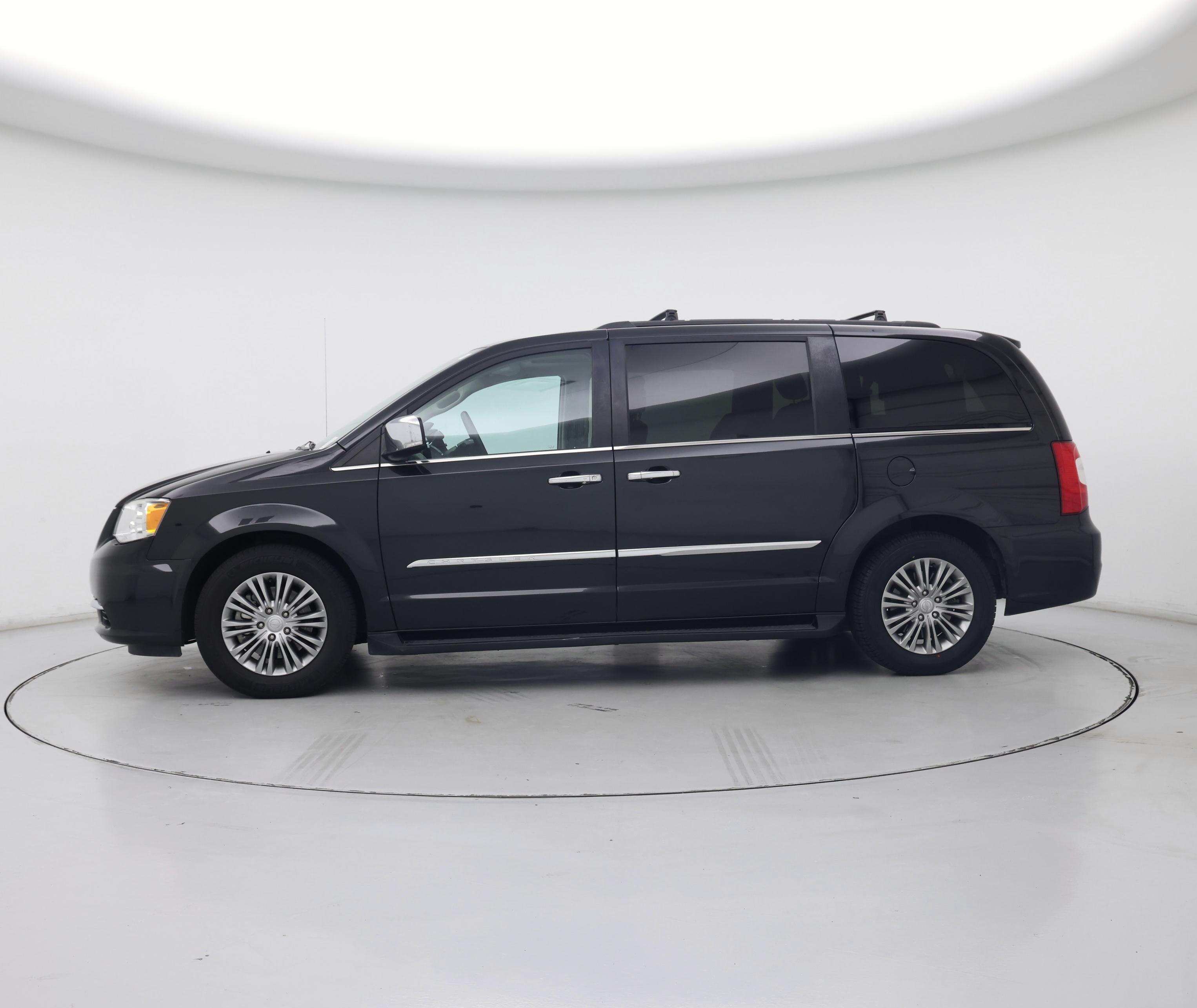 Thumbnail: 2016 Chrysler Town & Country - 3