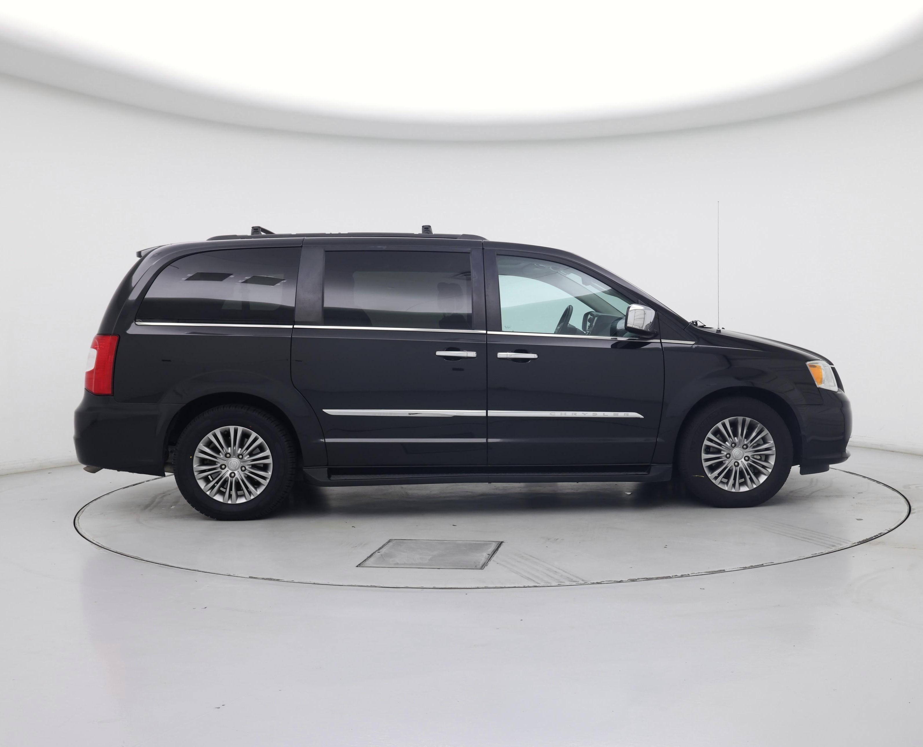 Thumbnail: 2016 Chrysler Town & Country - 7