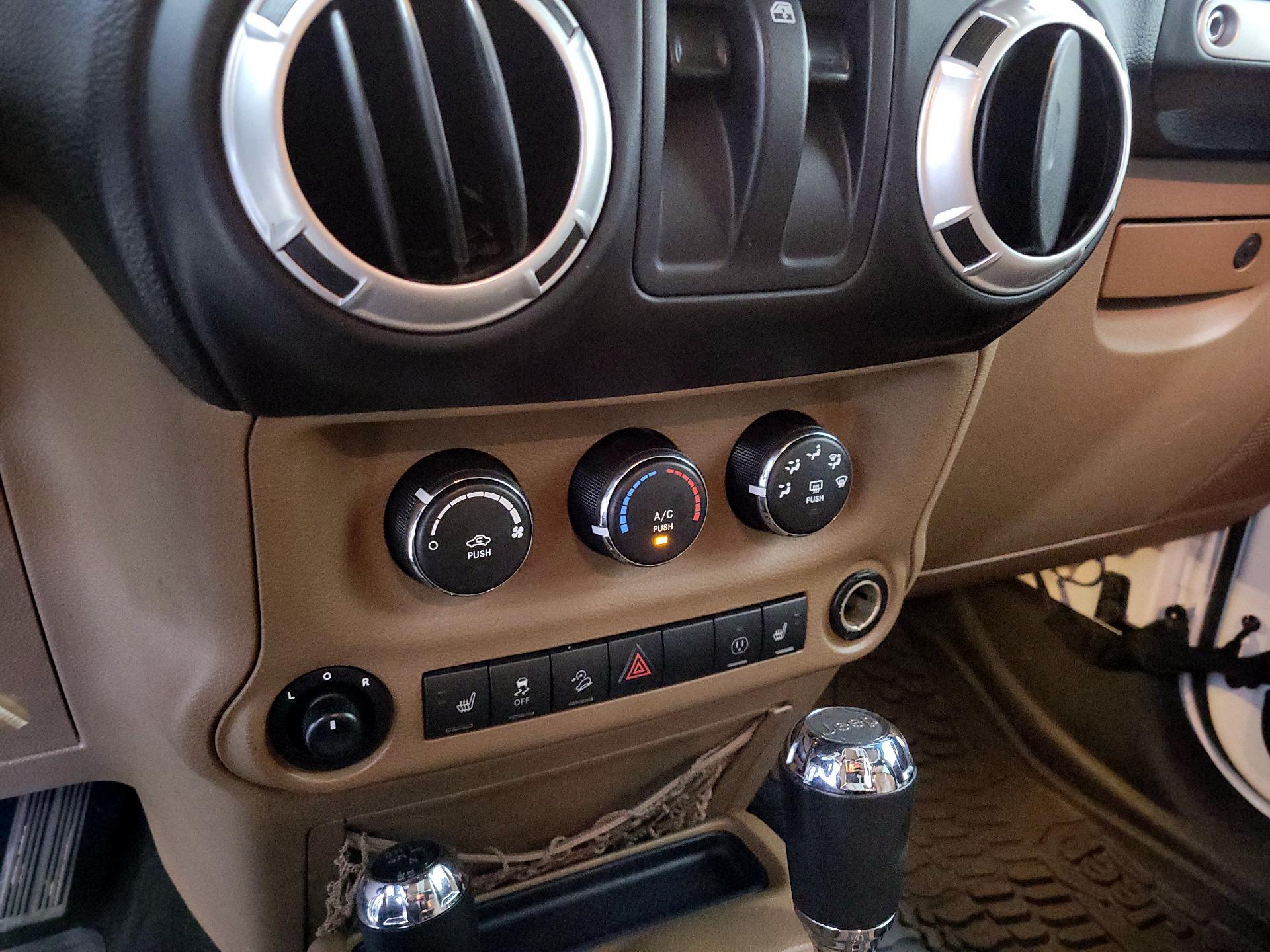 Thumbnail: 2014 Jeep Wrangler - 16