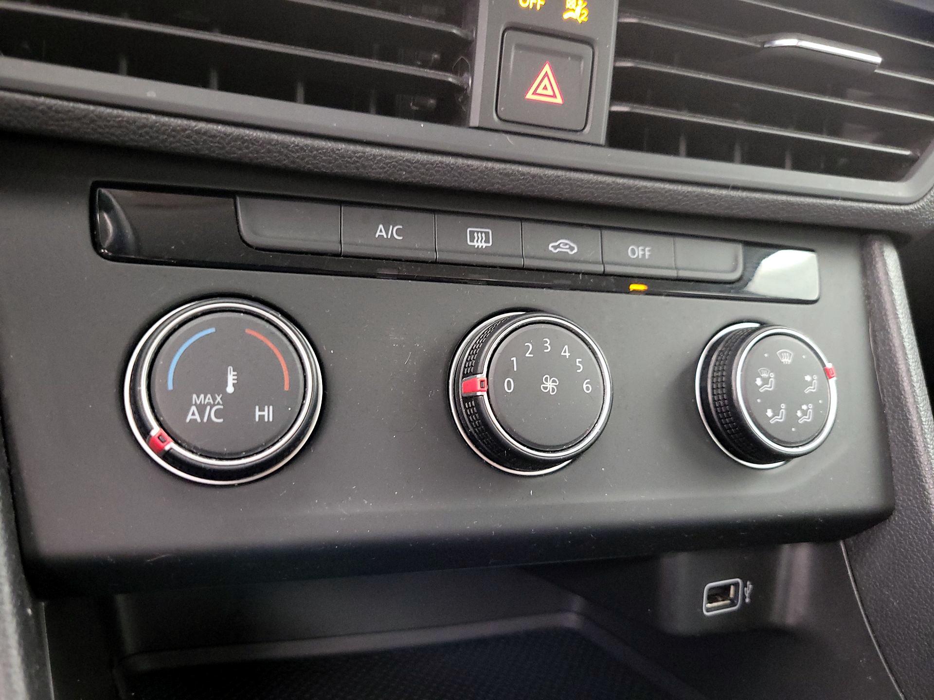 Thumbnail: 2019 Volkswagen Jetta - 16