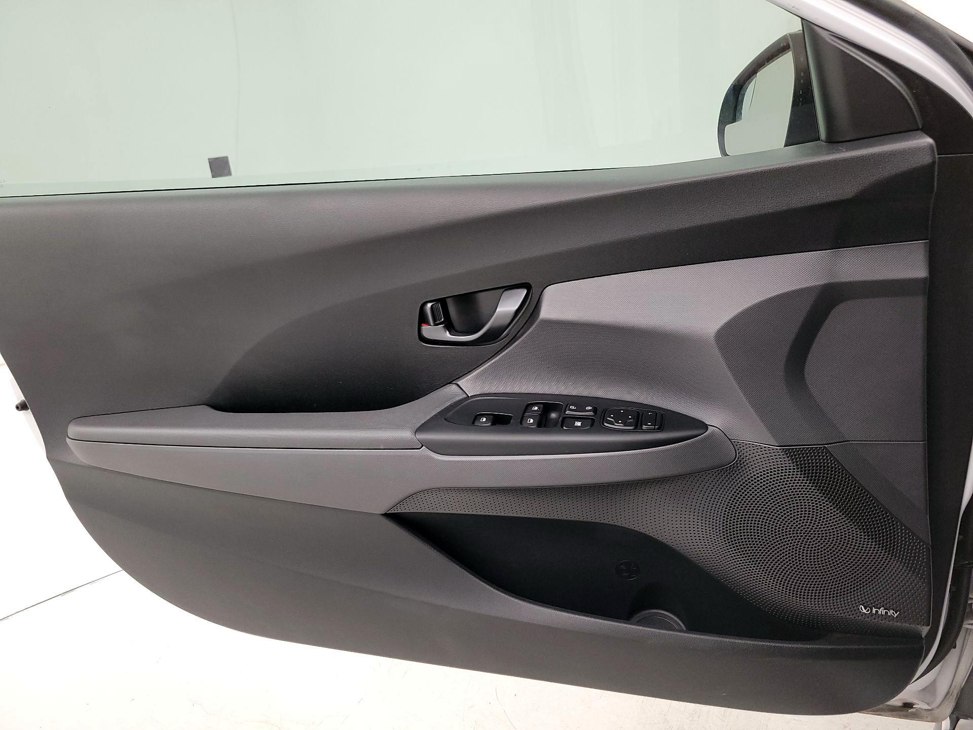 Thumbnail: 2019 Hyundai Veloster - 12