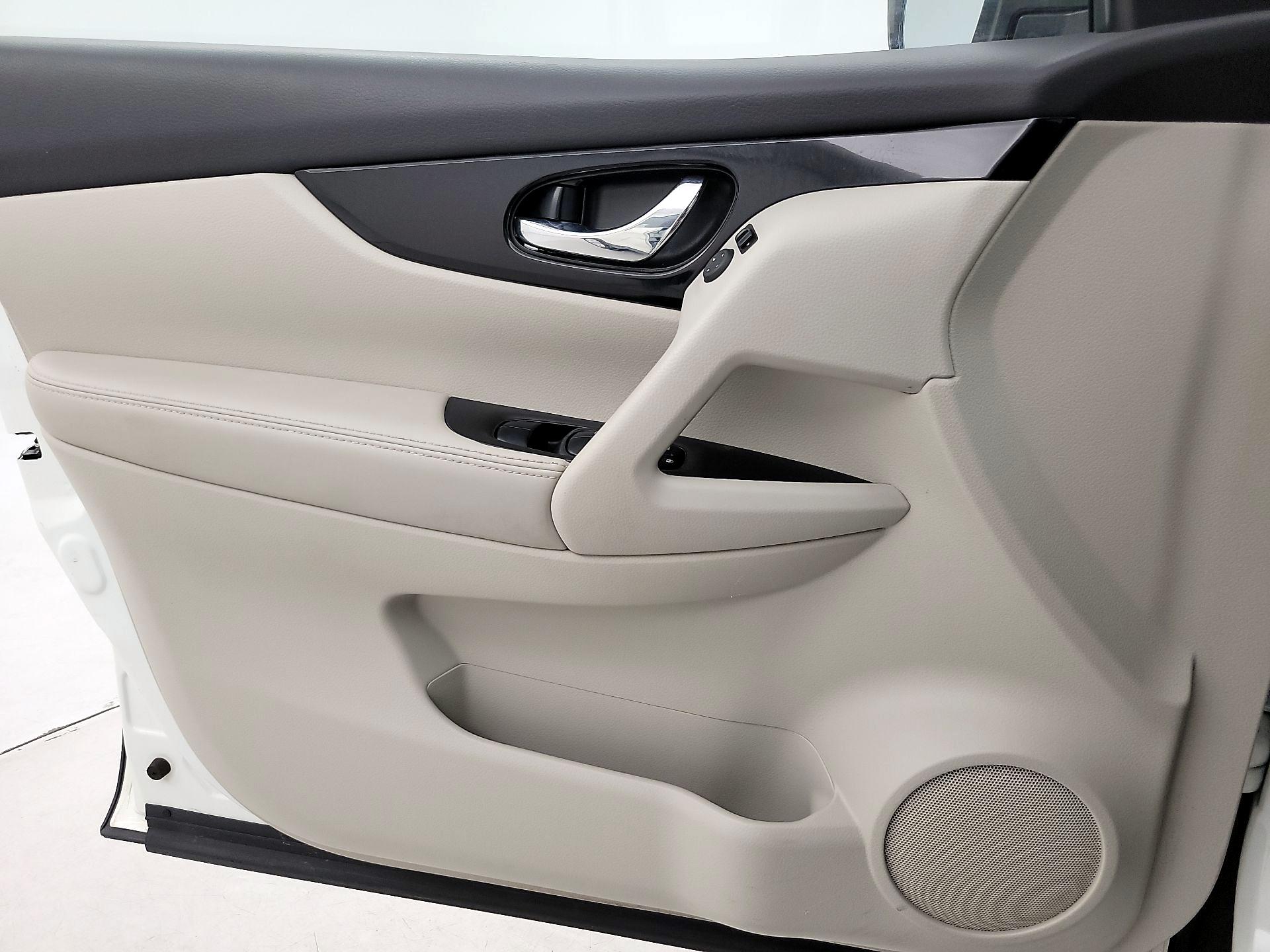 Thumbnail: 2020 Nissan Rogue Sport - 12