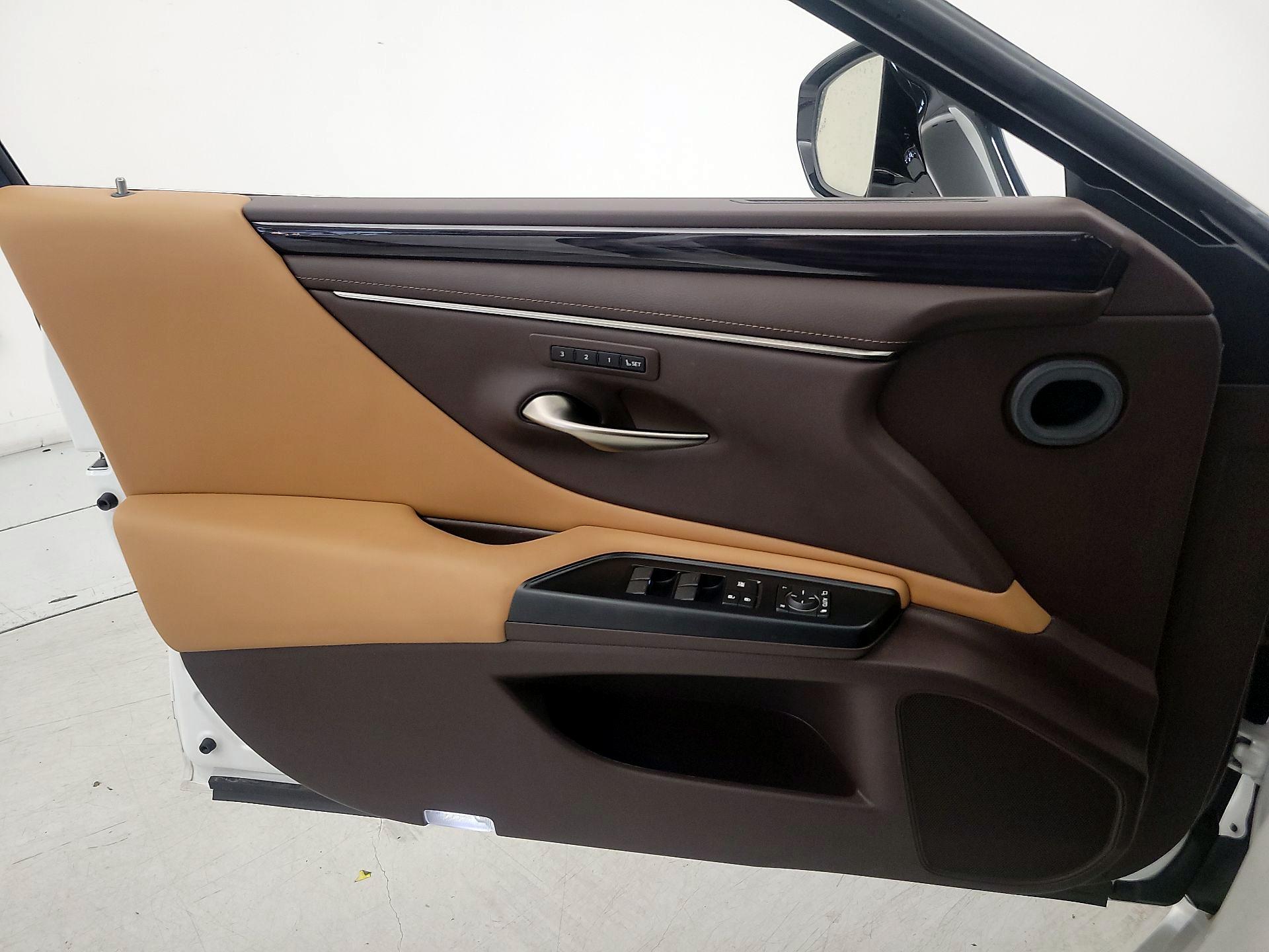 Thumbnail: 2020 Lexus ES - 12