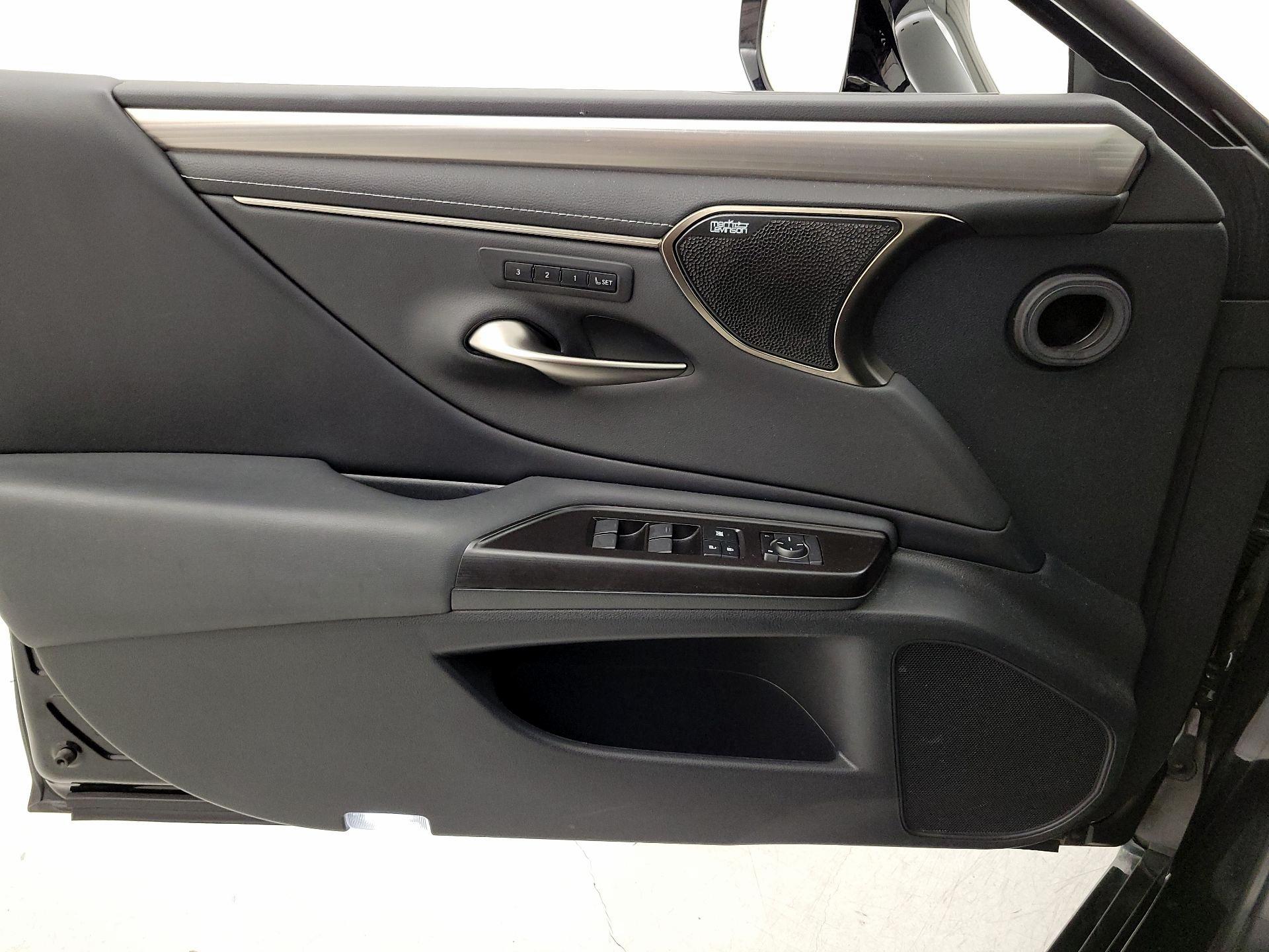 Thumbnail: 2019 Lexus ES - 12