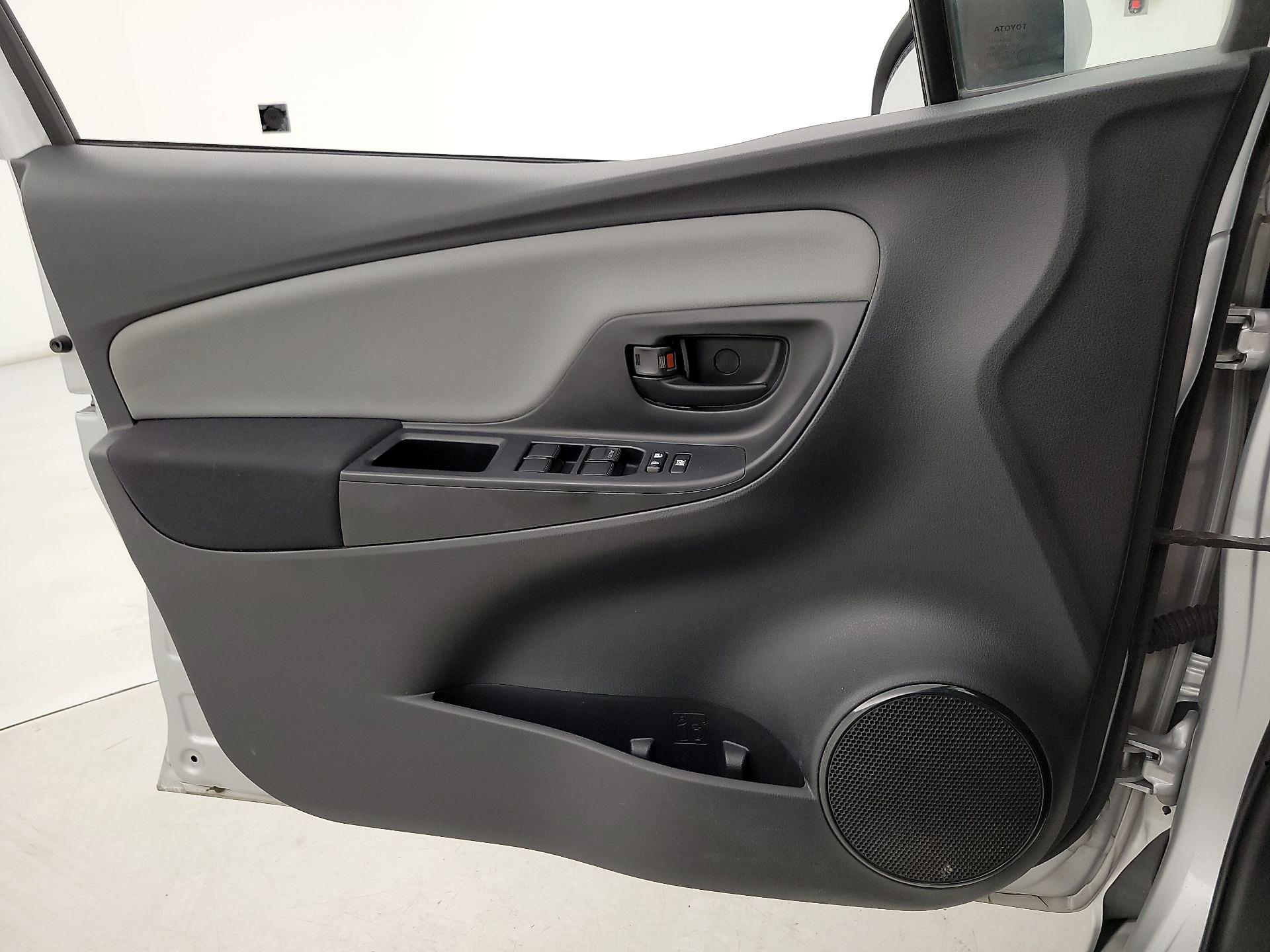 Thumbnail: 2015 Toyota Yaris - 12