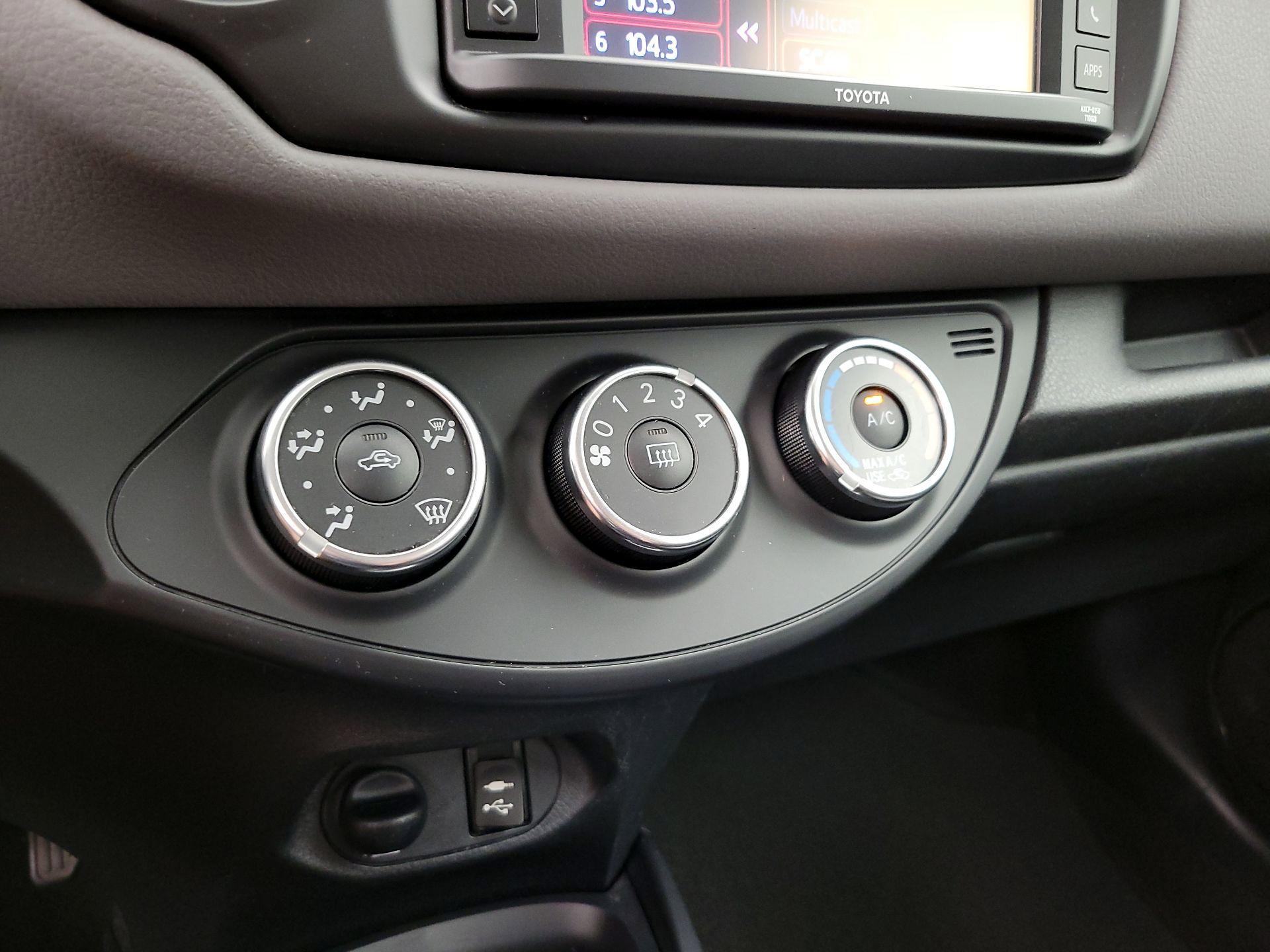 Thumbnail: 2015 Toyota Yaris - 15