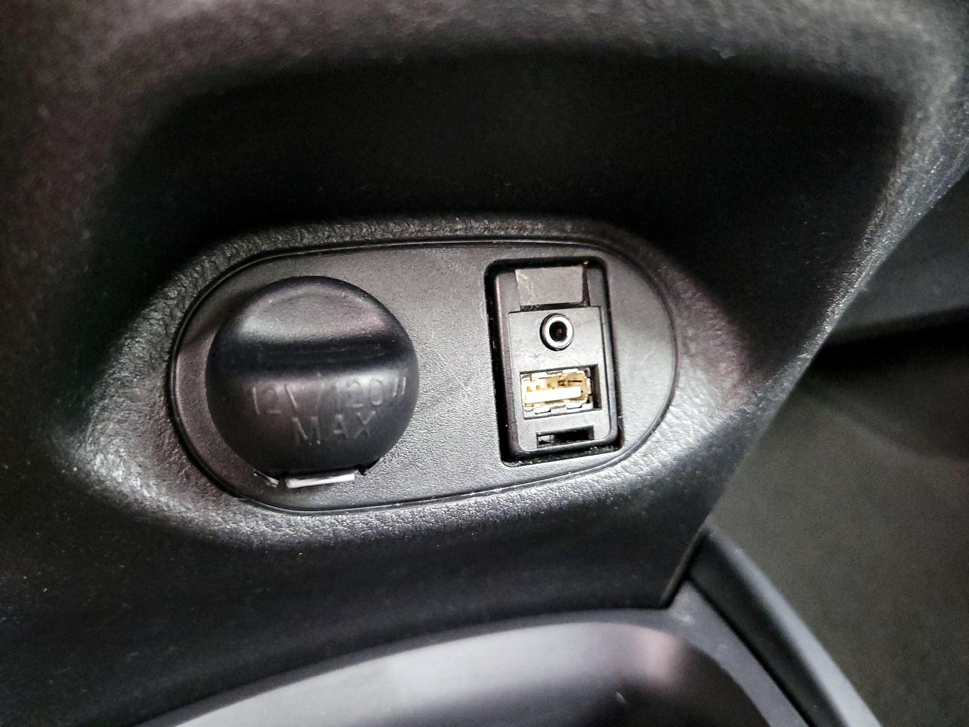 Thumbnail: 2015 Toyota Yaris - 17