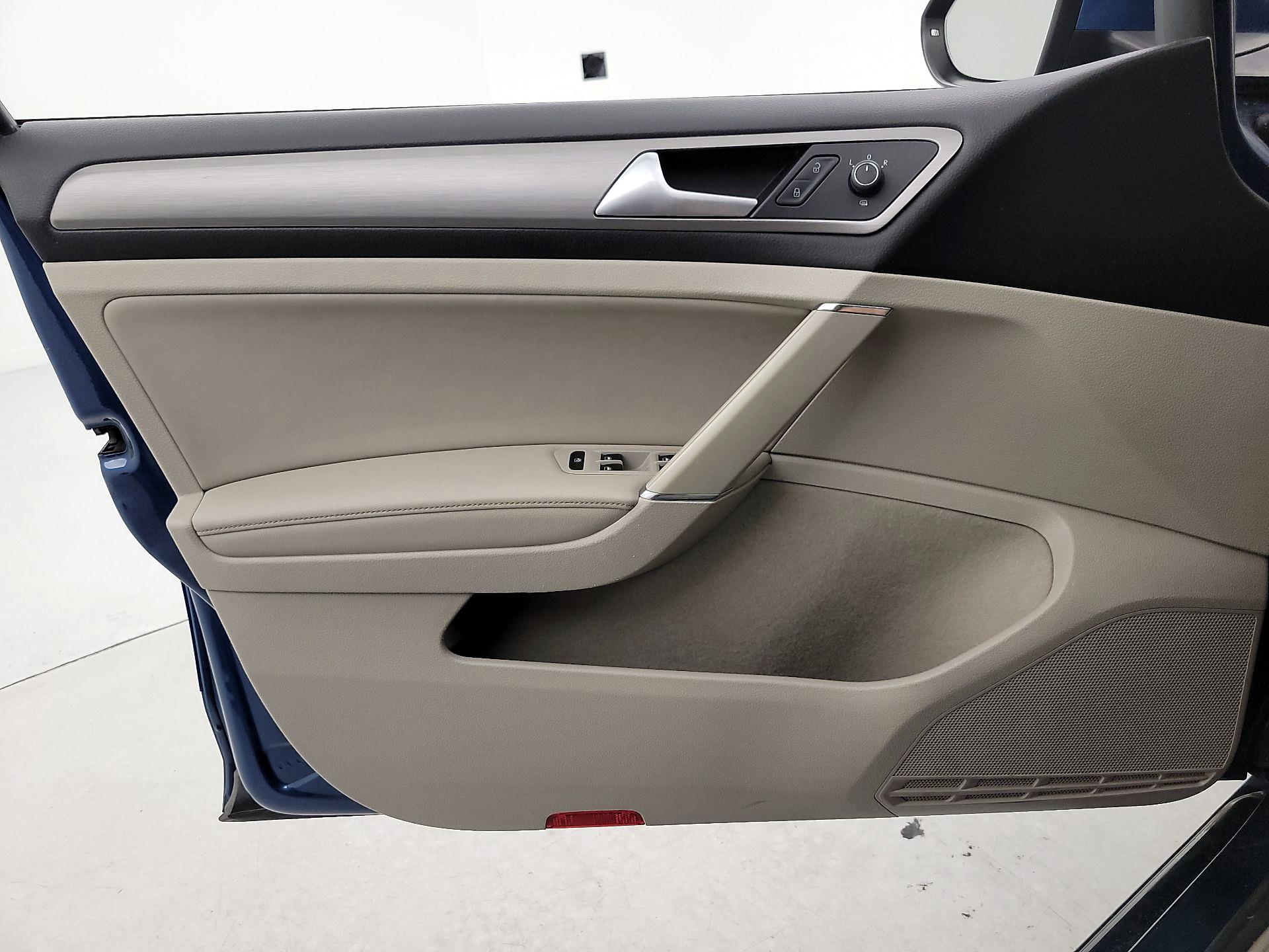 Thumbnail: 2015 Volkswagen Golf - 12