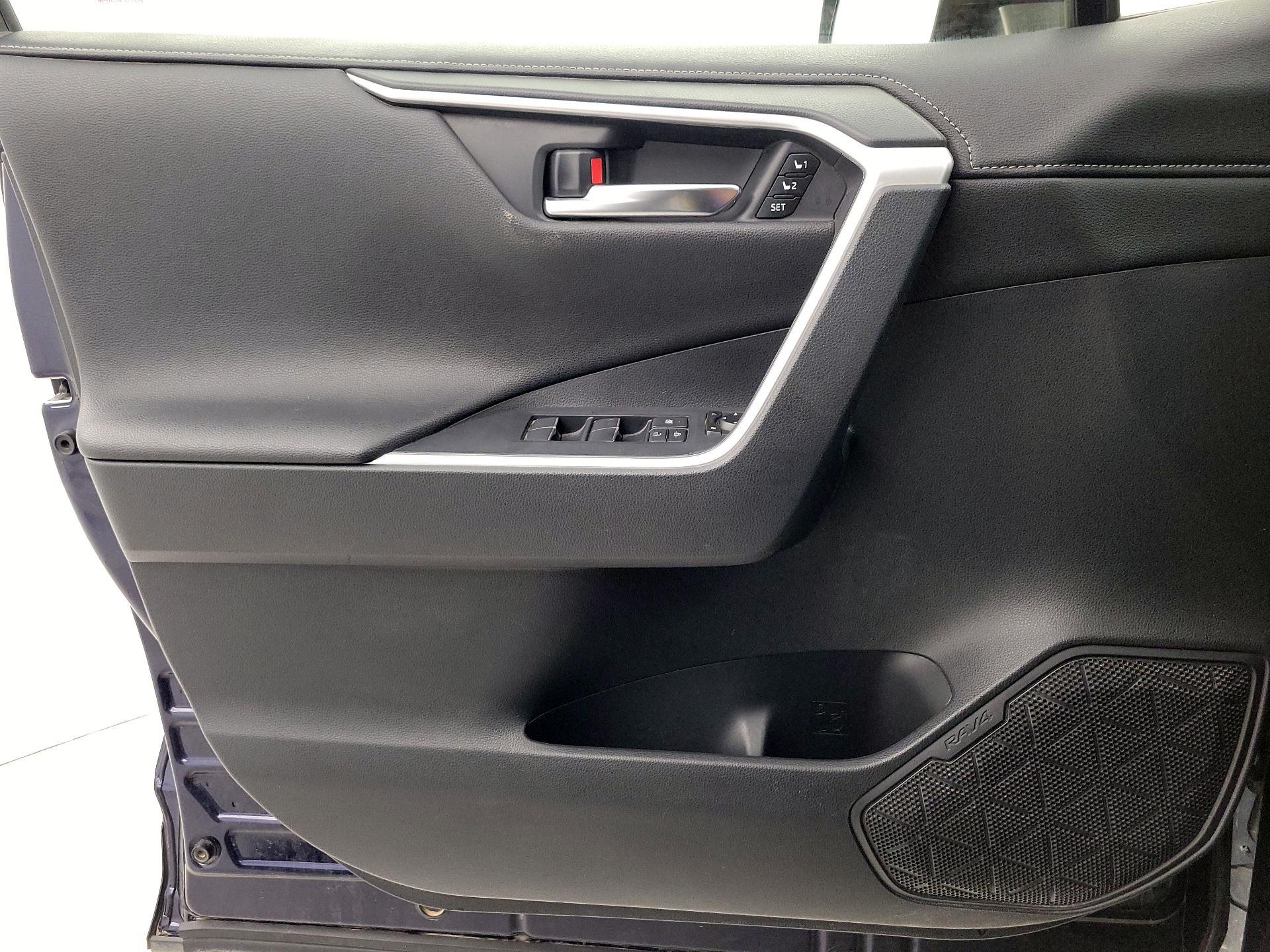 Thumbnail: 2019 Toyota RAV4 - 12