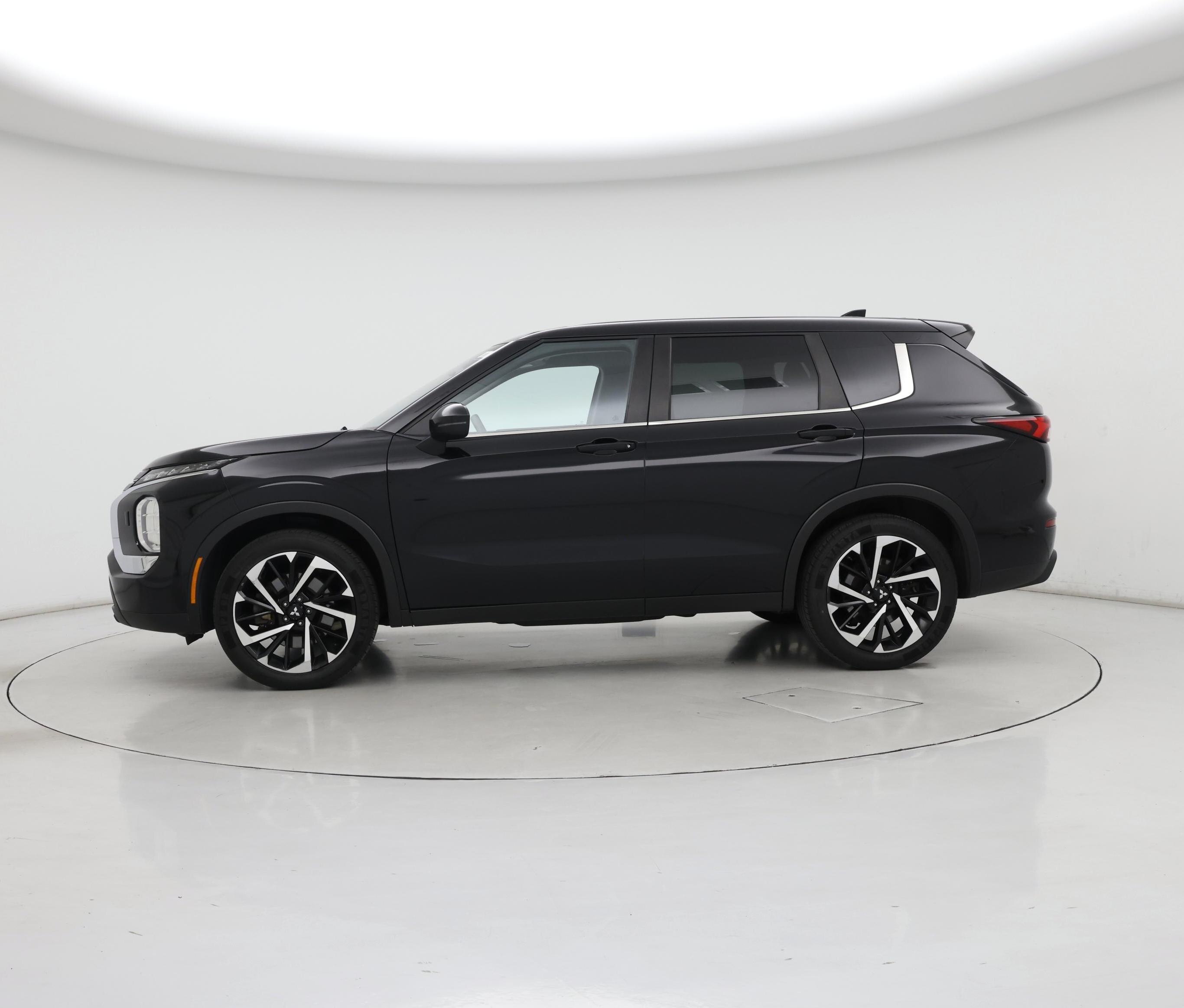 Thumbnail: 2022 Mitsubishi Outlander - 3