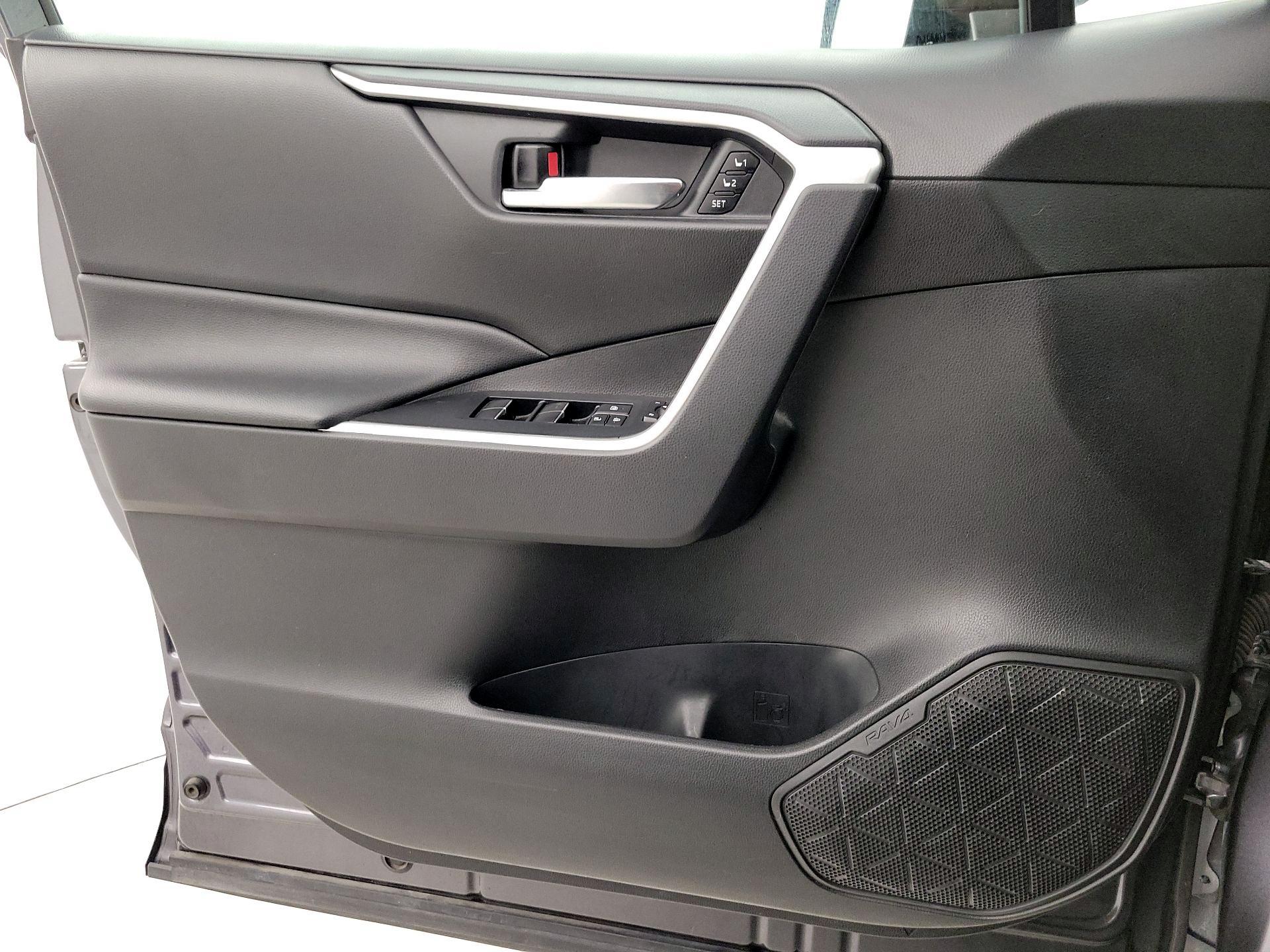 Thumbnail: 2021 Toyota RAV4 - 12