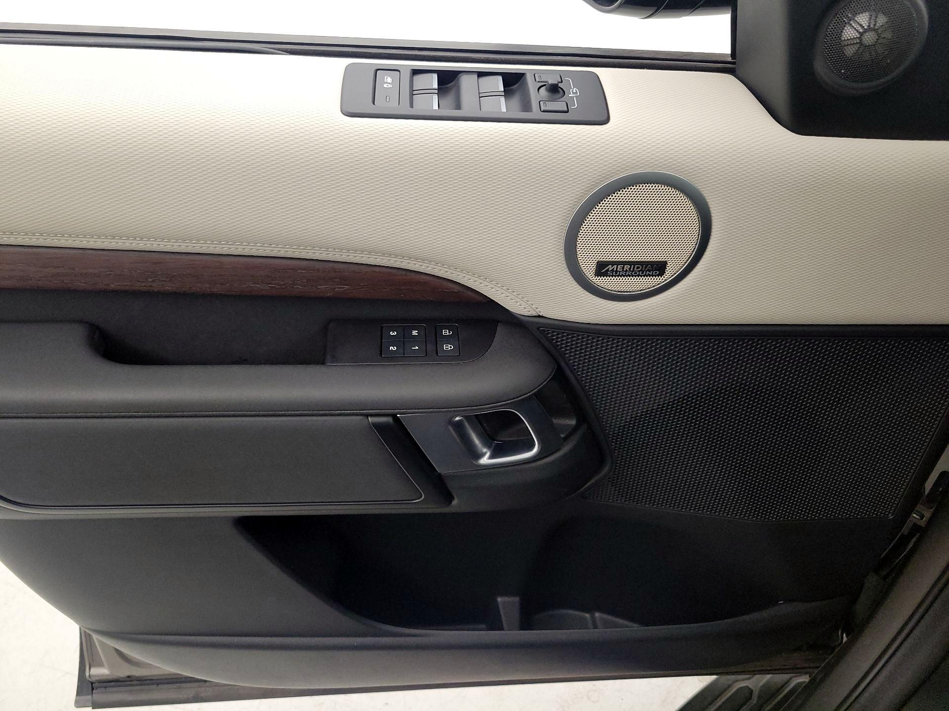 Thumbnail: 2024 Land Rover Discovery - 12