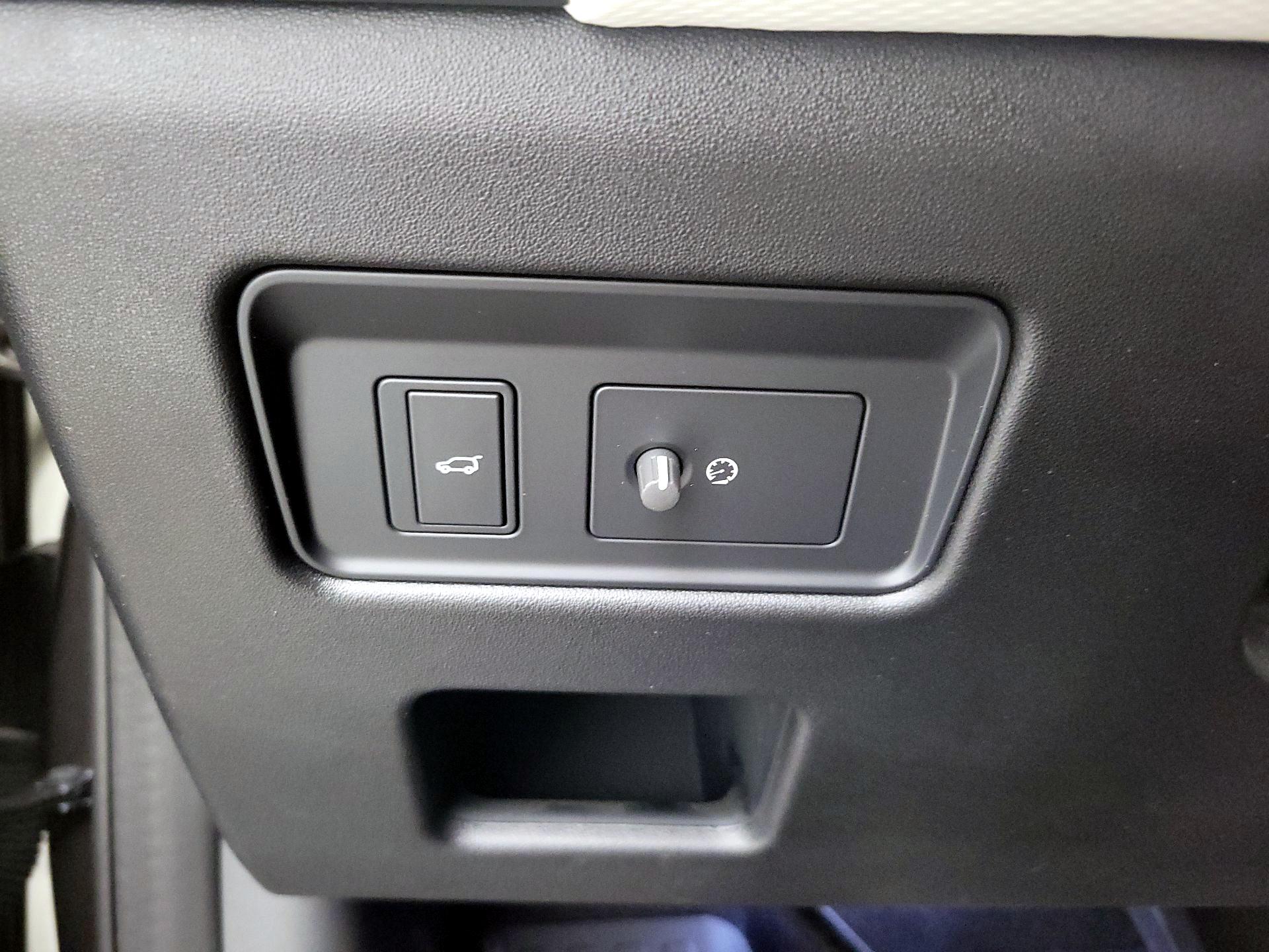 Thumbnail: 2024 Land Rover Discovery - 13