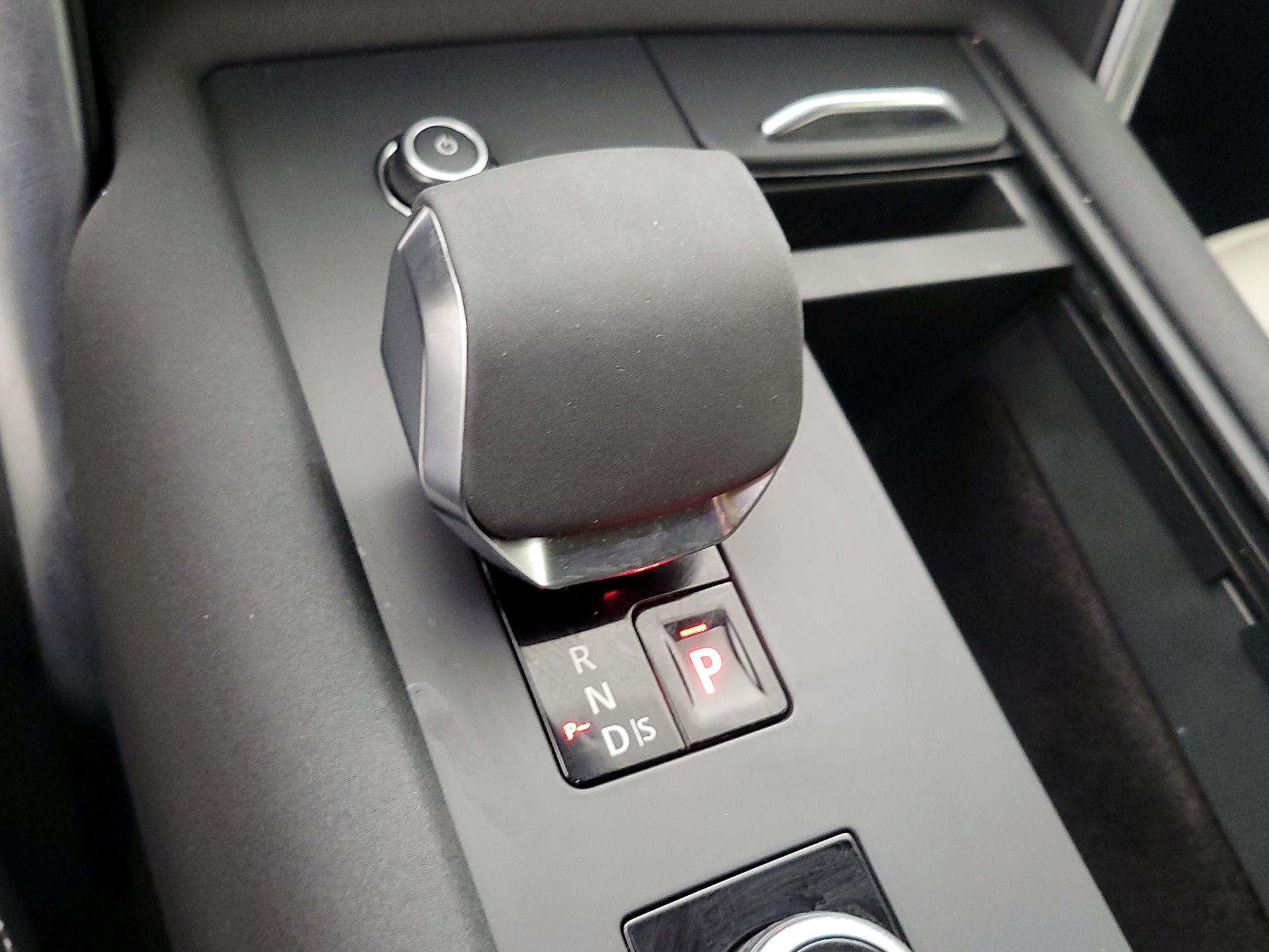 Thumbnail: 2024 Land Rover Discovery - 18