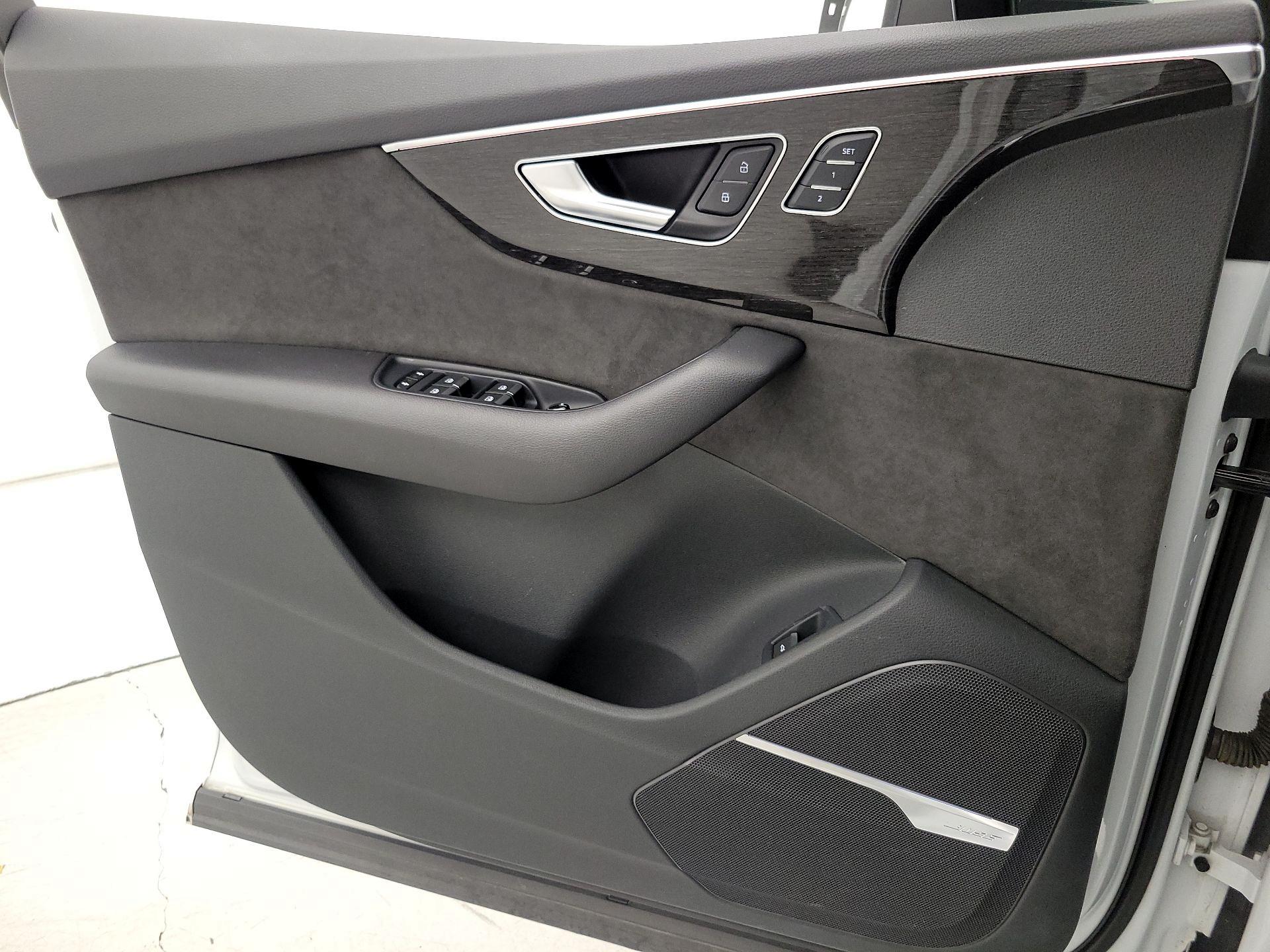 Thumbnail: 2020 Audi SQ7 - 12