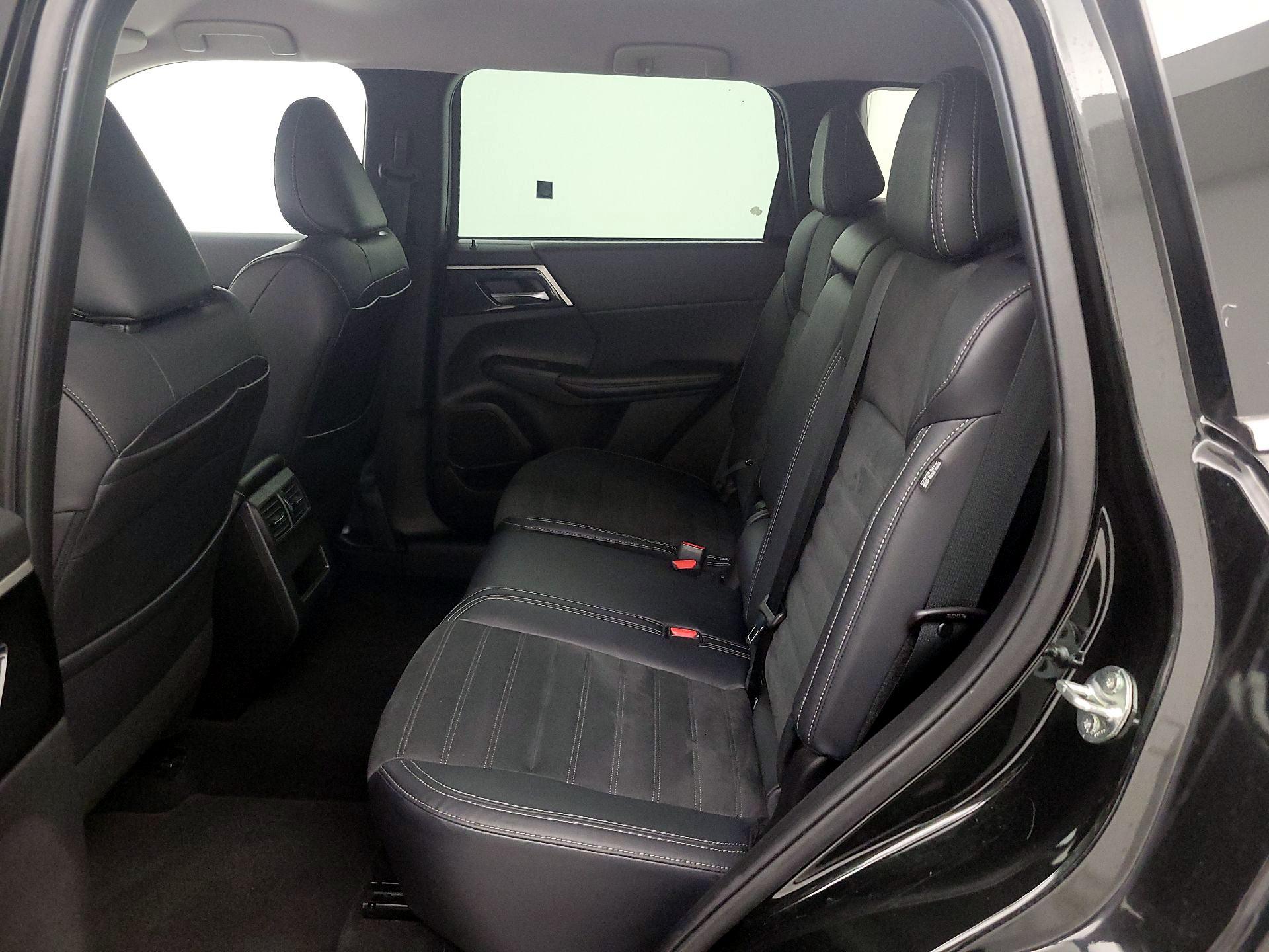 Thumbnail: 2022 Mitsubishi Outlander - 19