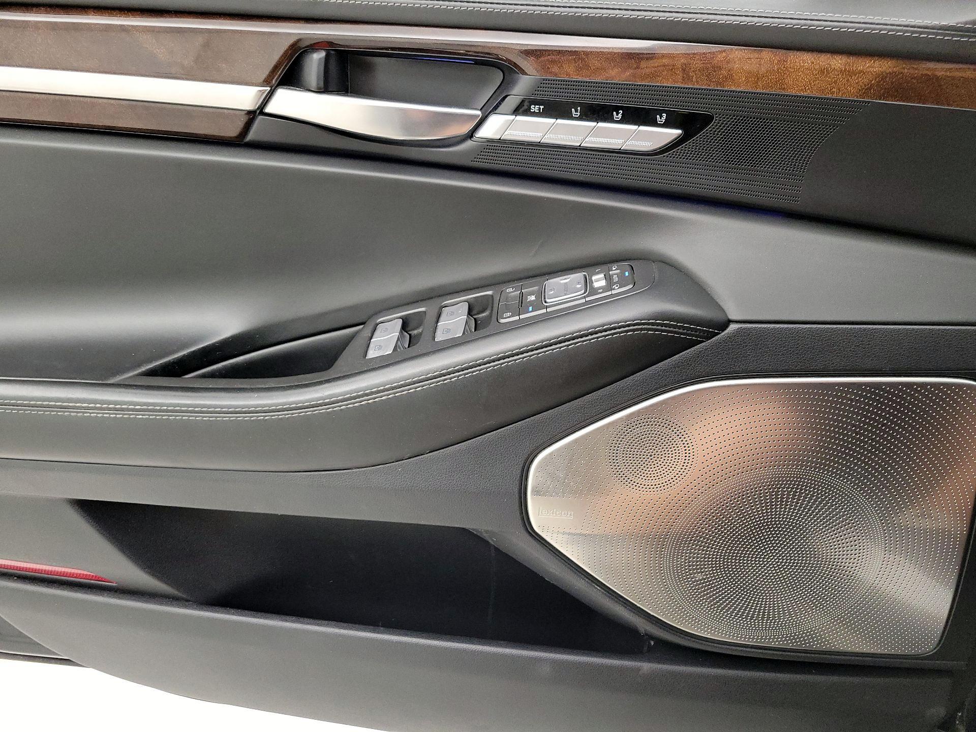 Thumbnail: 2017 Genesis G90 - 12