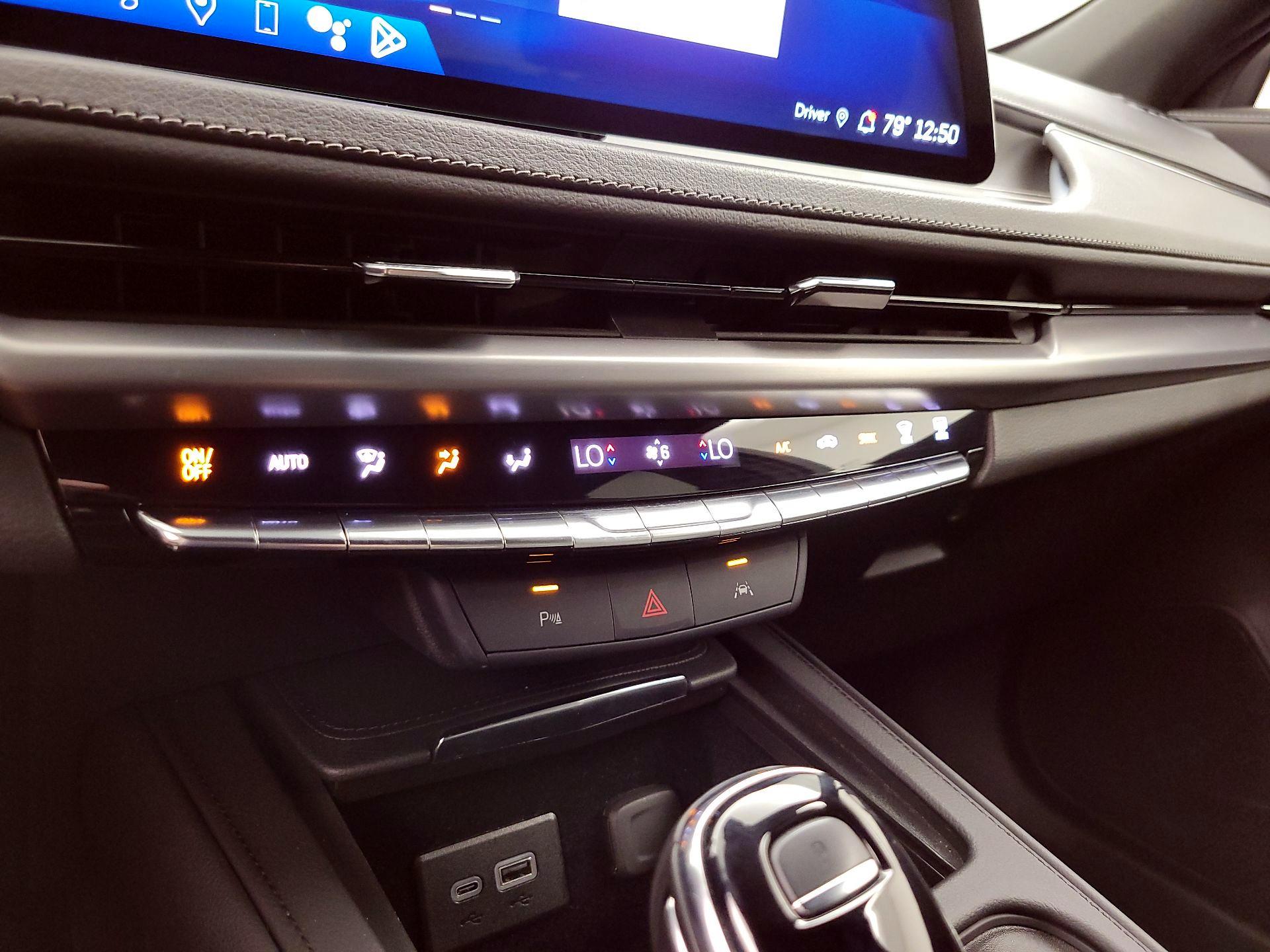 Thumbnail: 2024 Cadillac XT4 - 16