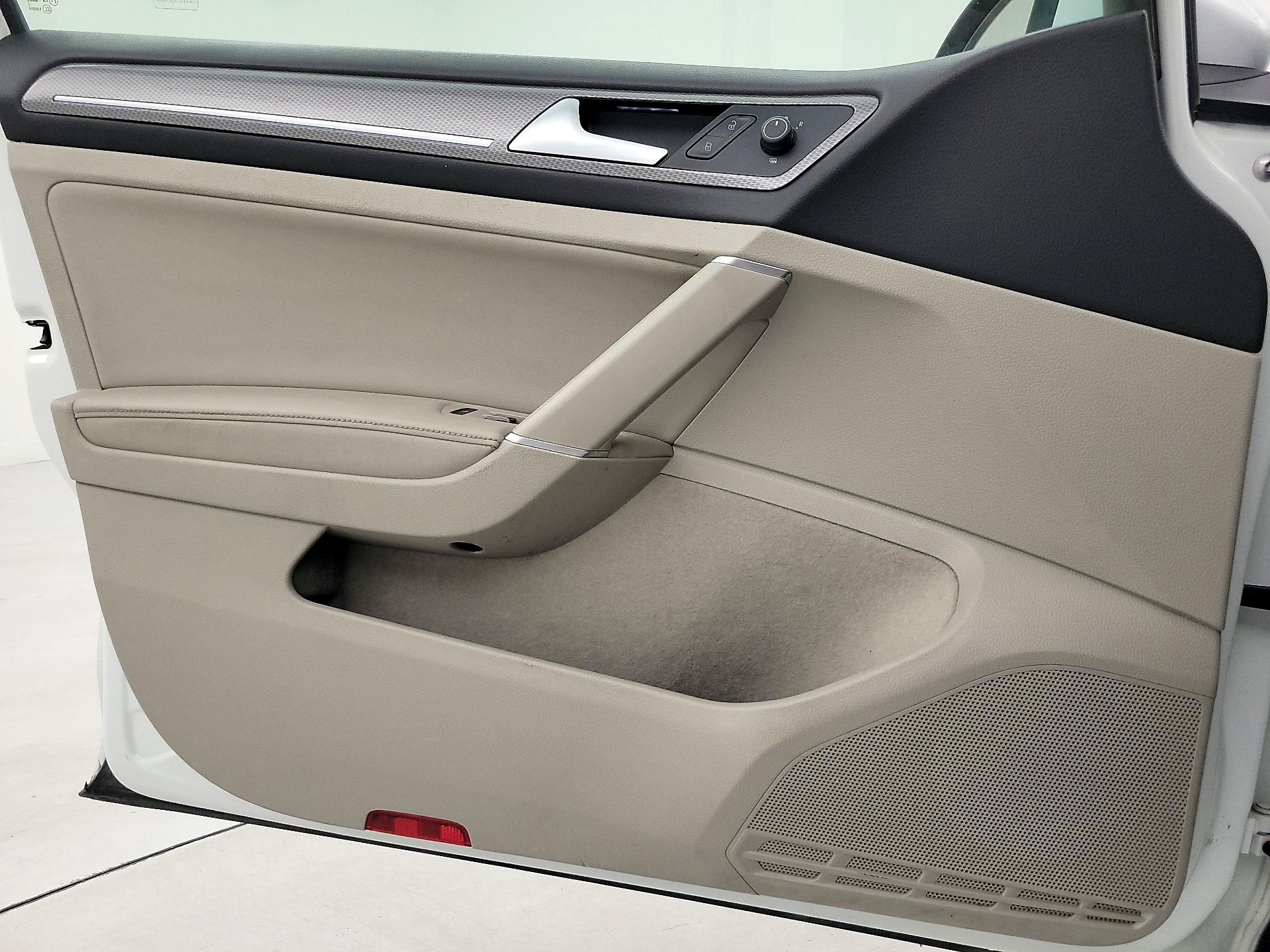 Thumbnail: 2017 Volkswagen Golf - 12