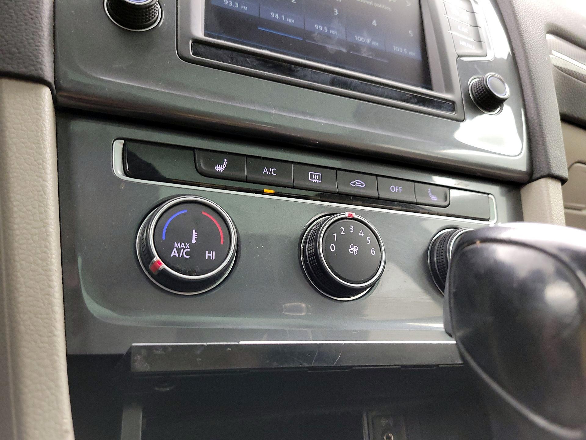 Thumbnail: 2017 Volkswagen Golf - 16