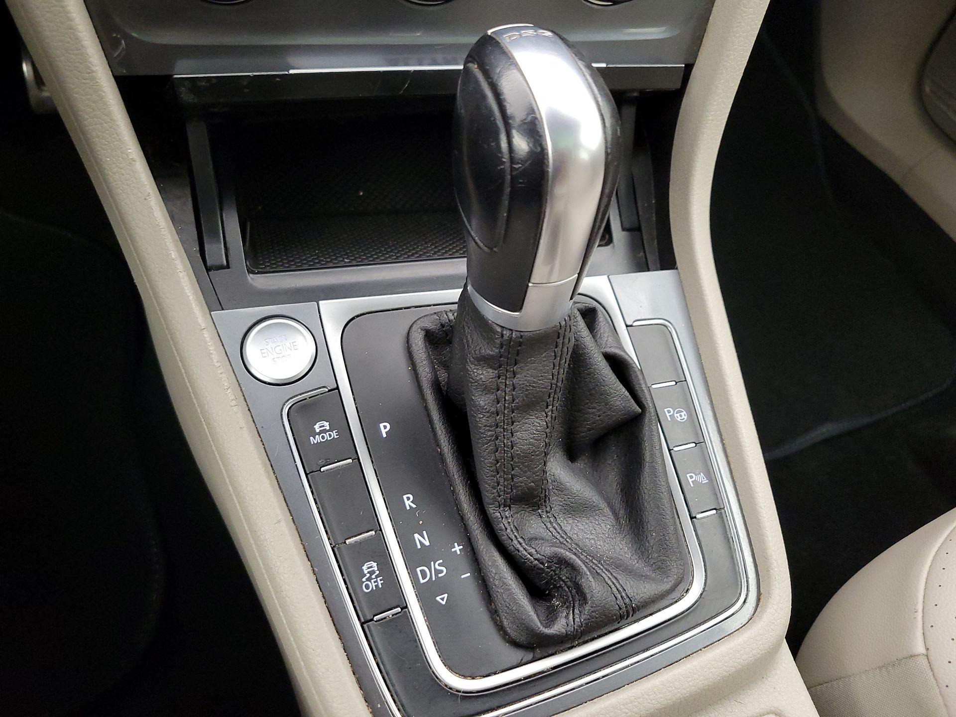 Thumbnail: 2017 Volkswagen Golf - 17