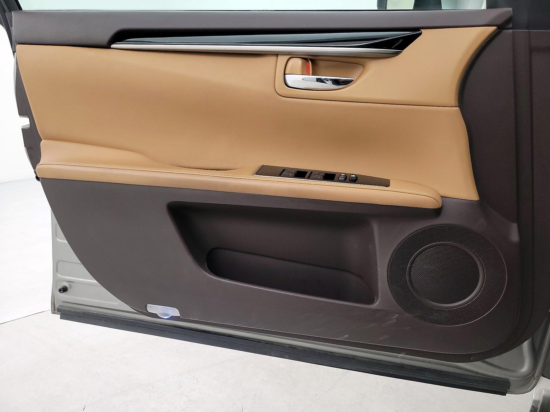 Thumbnail: 2016 Lexus ES - 12