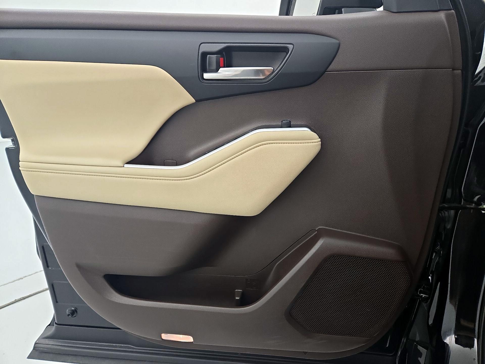 Thumbnail: 2021 Toyota Highlander - 12
