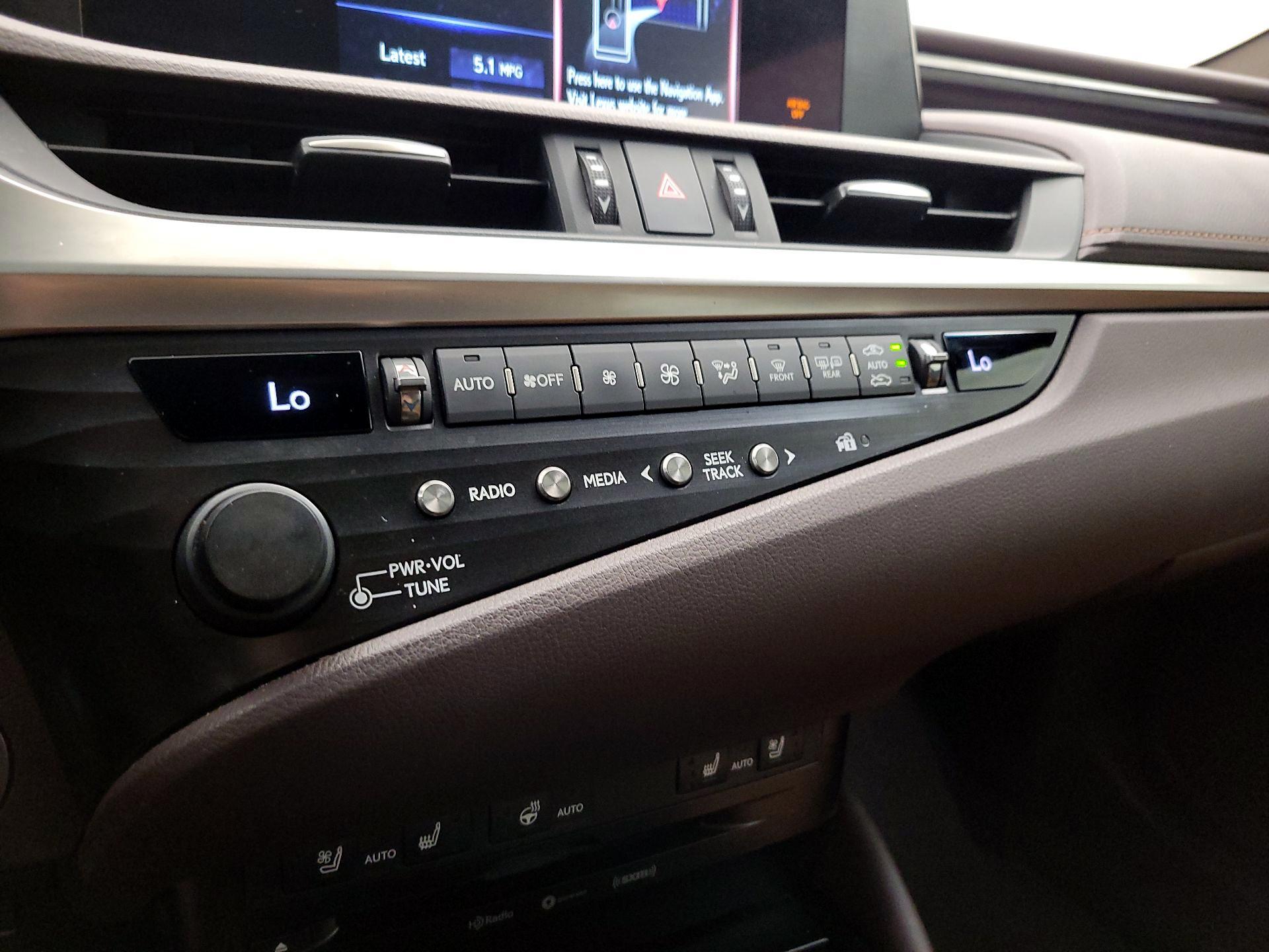 Thumbnail: 2020 Lexus ES - 16