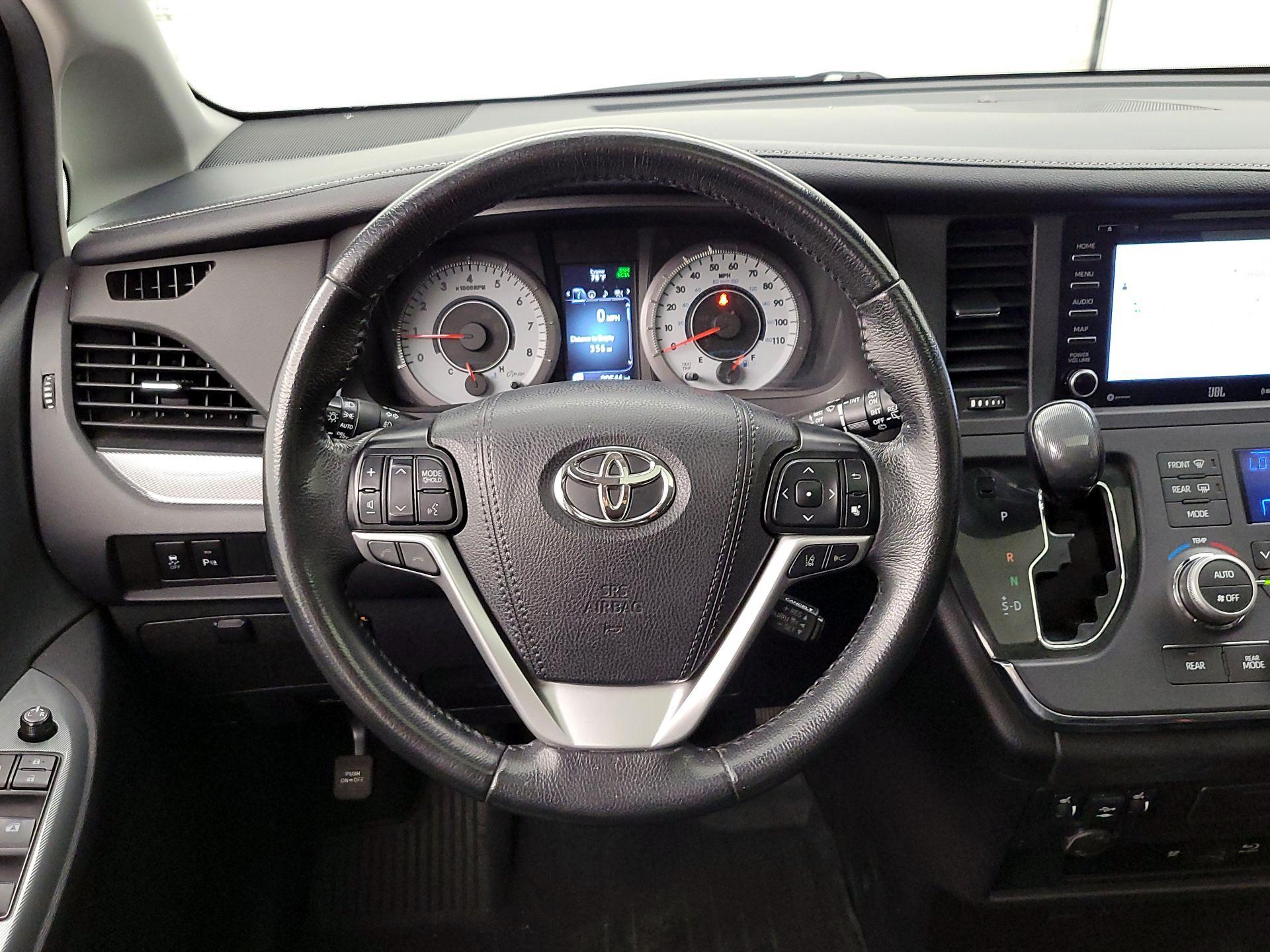 Thumbnail: 2019 Toyota Sienna - 10