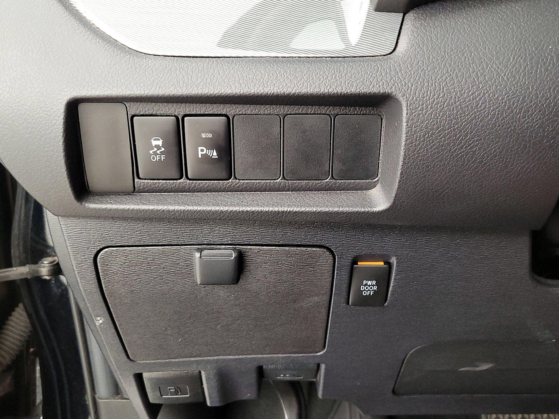 Thumbnail: 2019 Toyota Sienna - 13