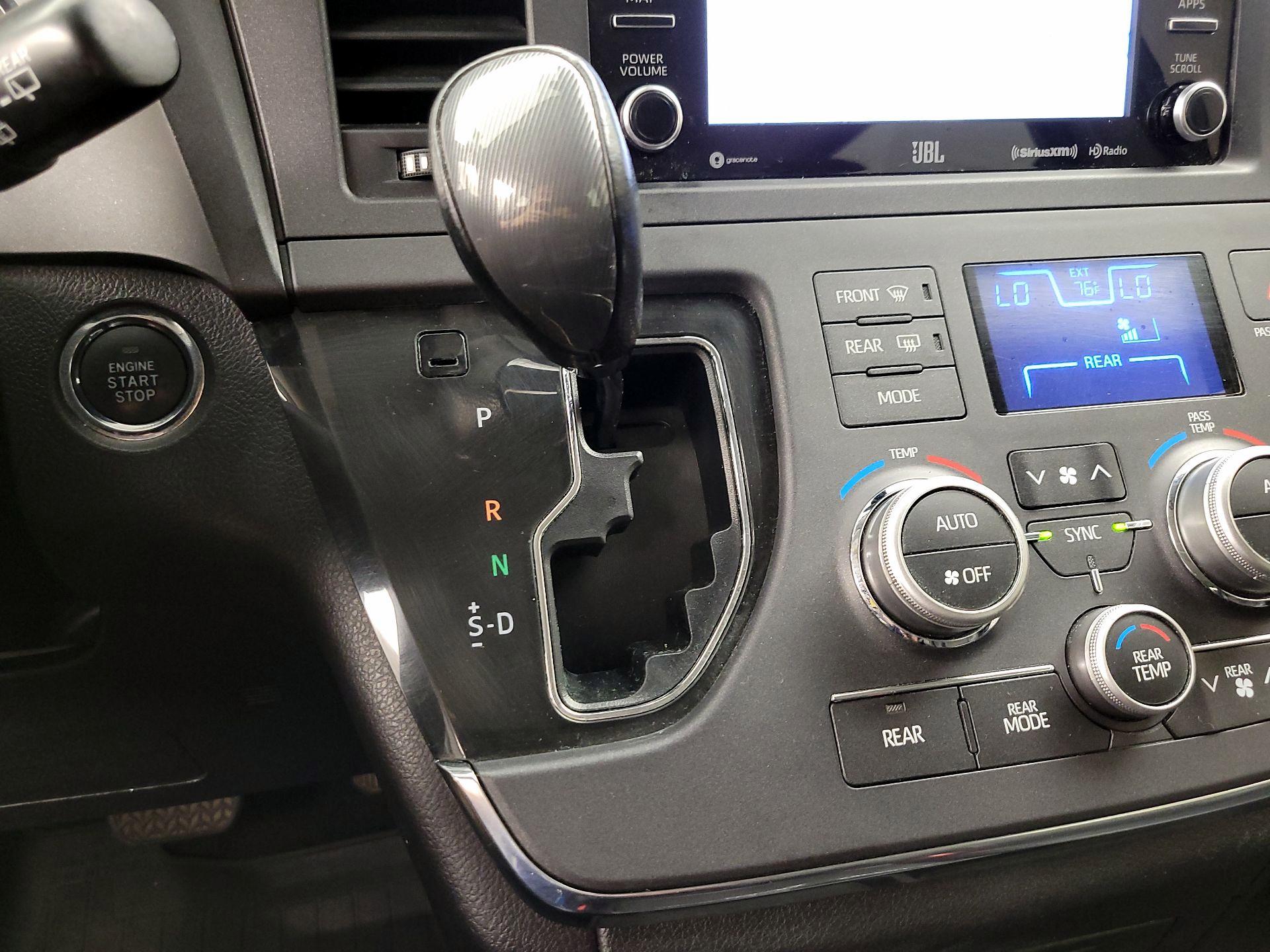 Thumbnail: 2019 Toyota Sienna - 18