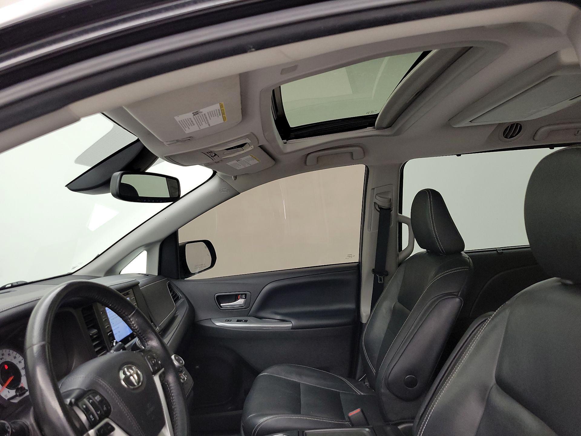 Thumbnail: 2019 Toyota Sienna - 20