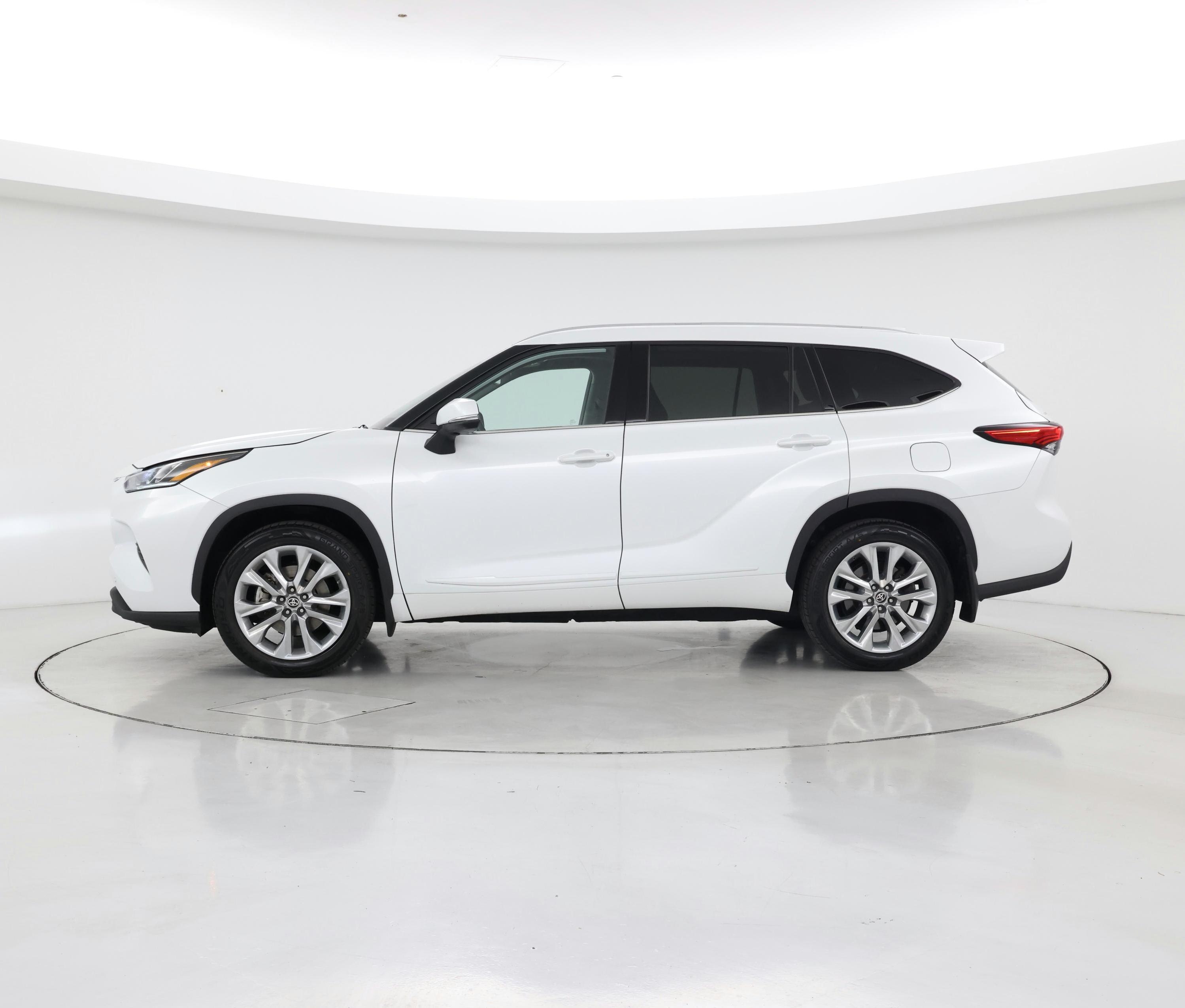 Thumbnail: 2022 Toyota Highlander - 3