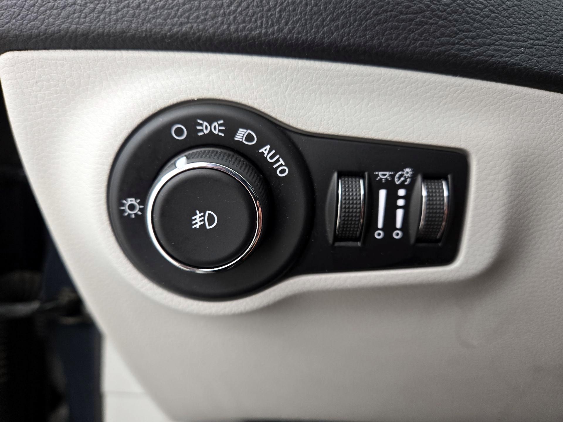 Thumbnail: 2018 Jeep Compass - 13