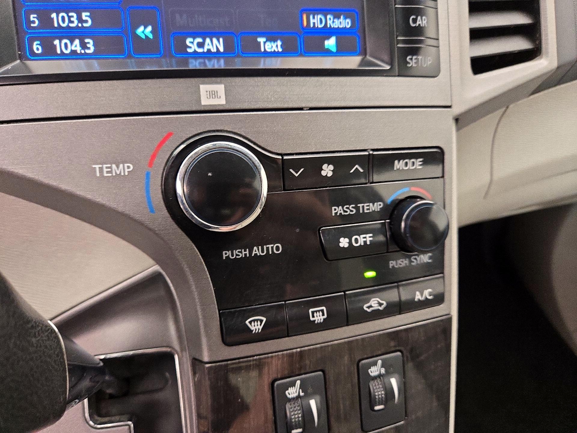 Thumbnail: 2014 Toyota Venza - 16