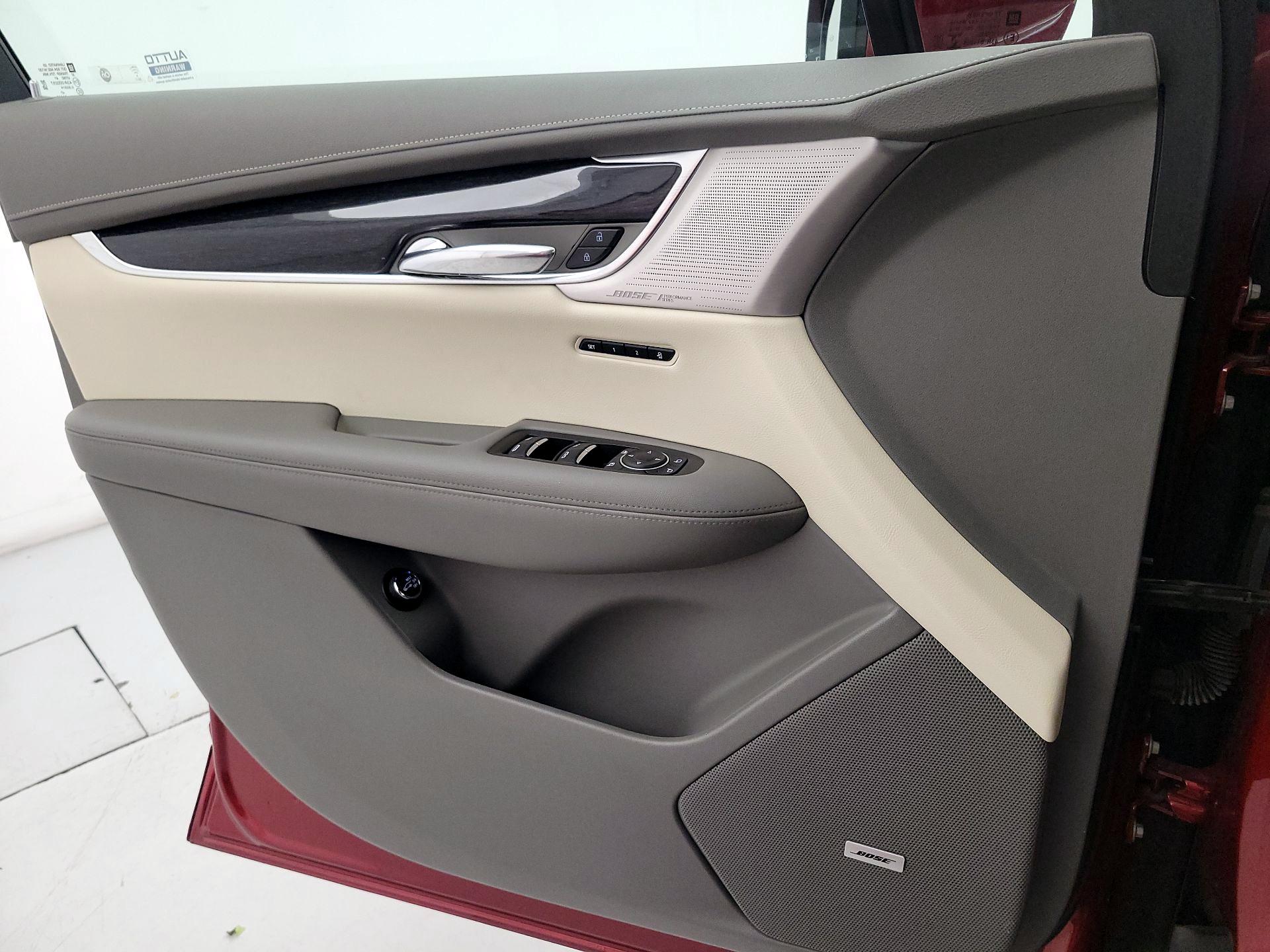 Thumbnail: 2022 Cadillac XT6 - 12