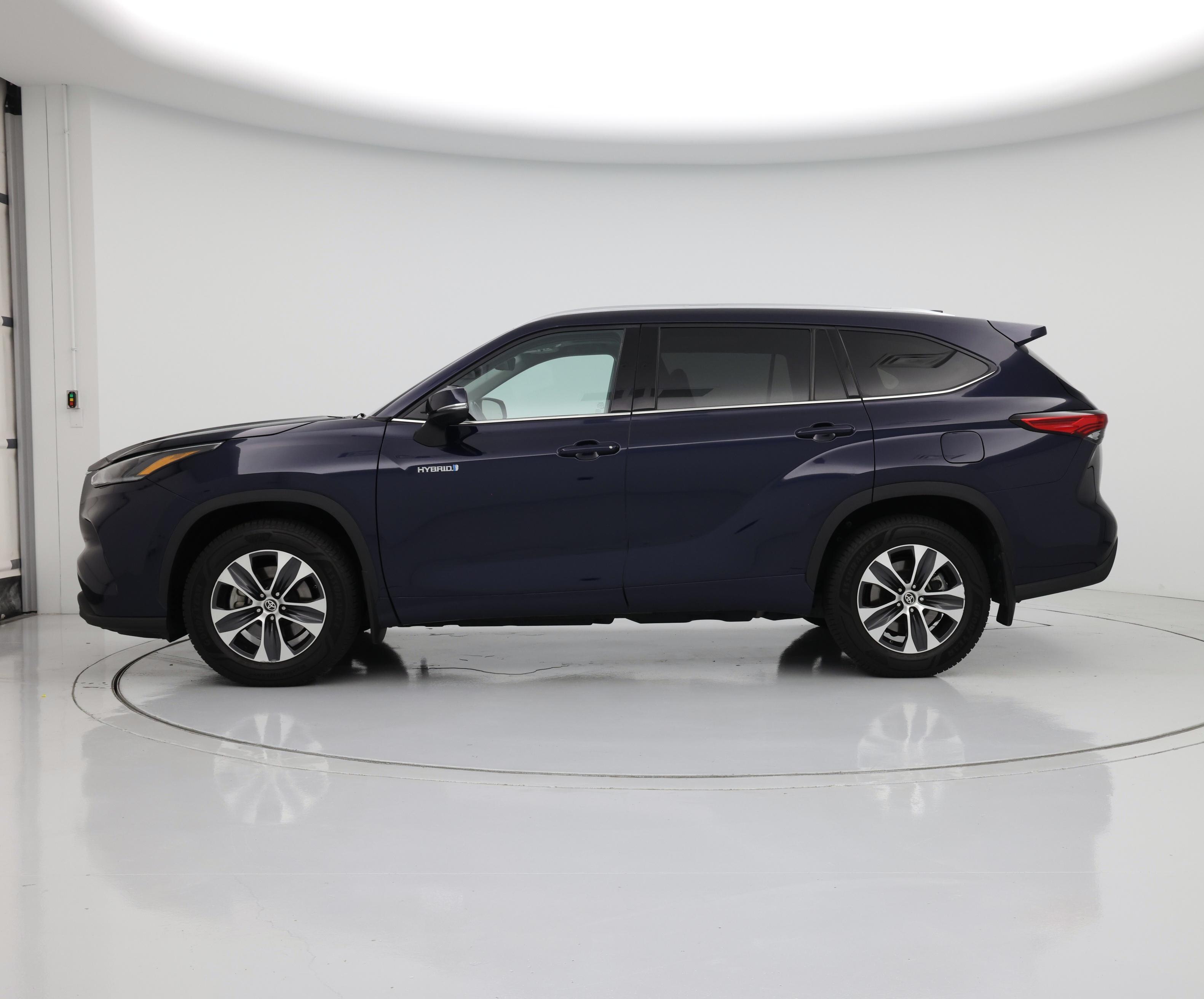 Thumbnail: 2021 Toyota Highlander - 3
