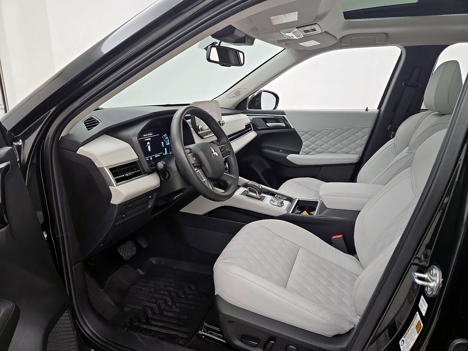 Thumbnail: 2024 Mitsubishi Outlander - 11