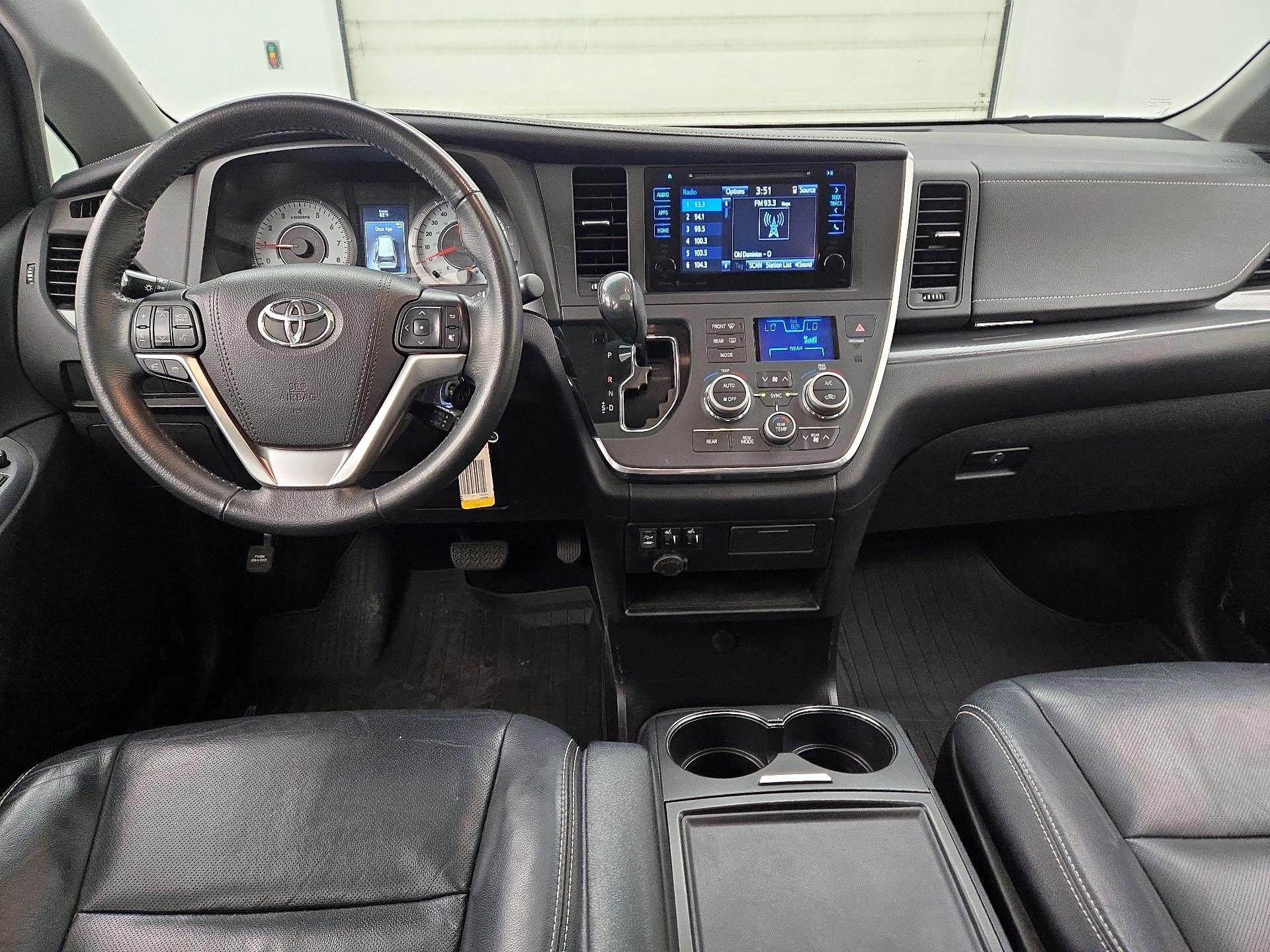 Thumbnail: 2017 Toyota Sienna - 9
