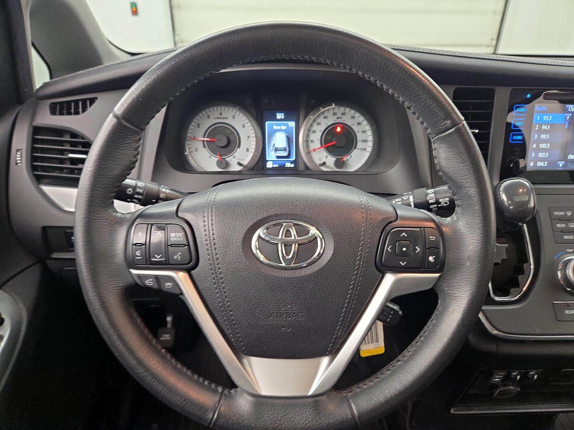 Thumbnail: 2017 Toyota Sienna - 10