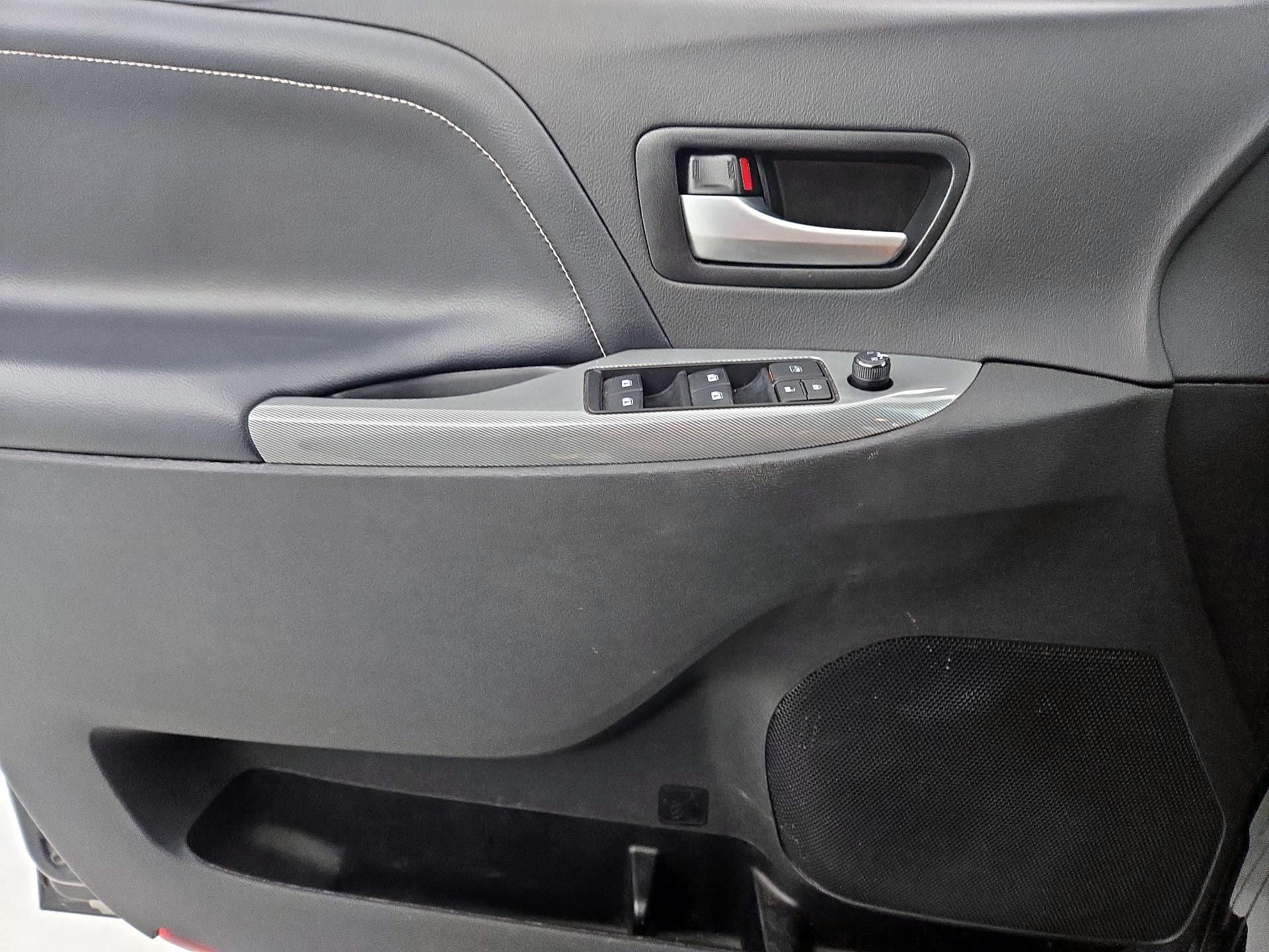 Thumbnail: 2017 Toyota Sienna - 12