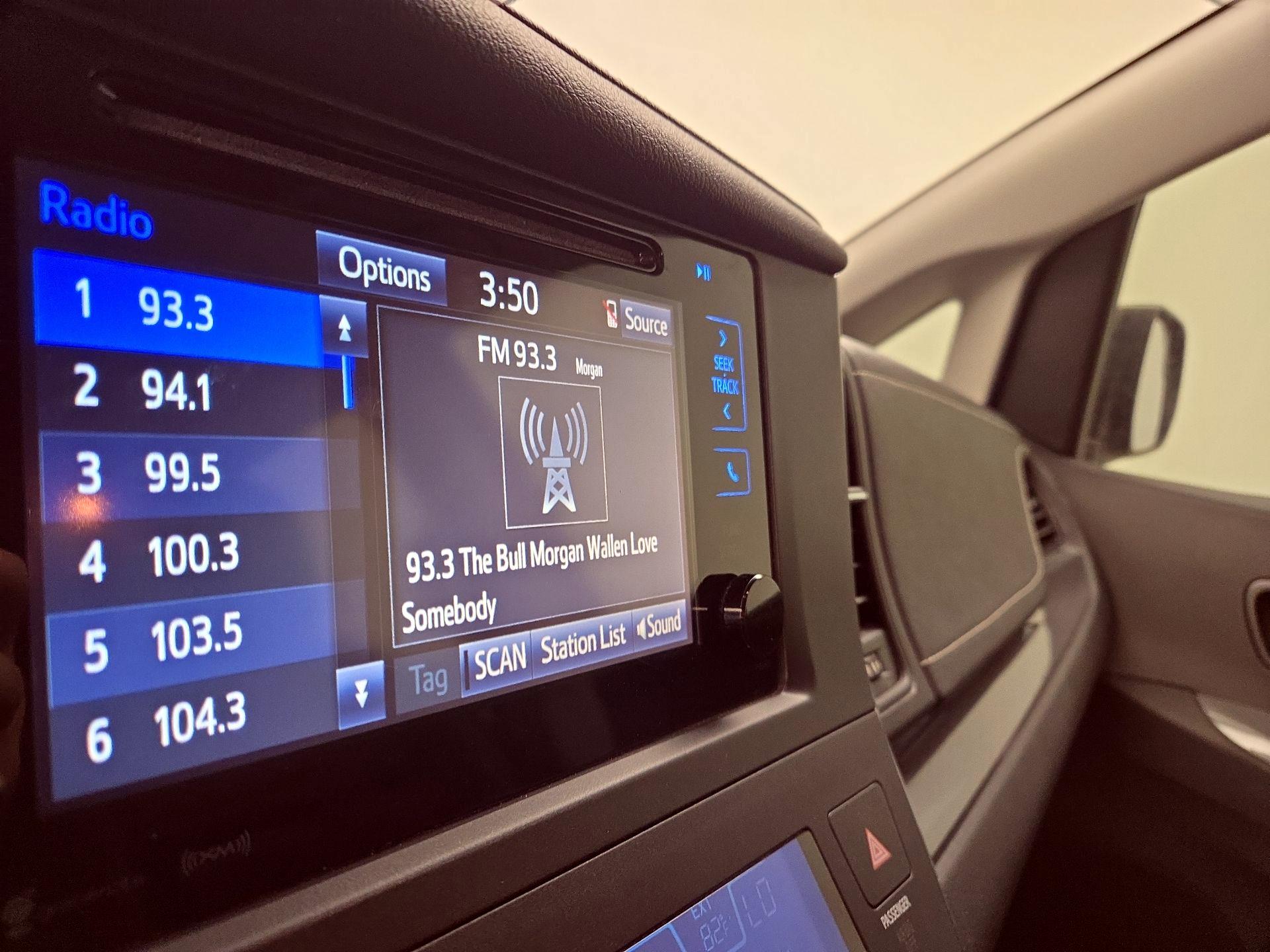 Thumbnail: 2017 Toyota Sienna - 15